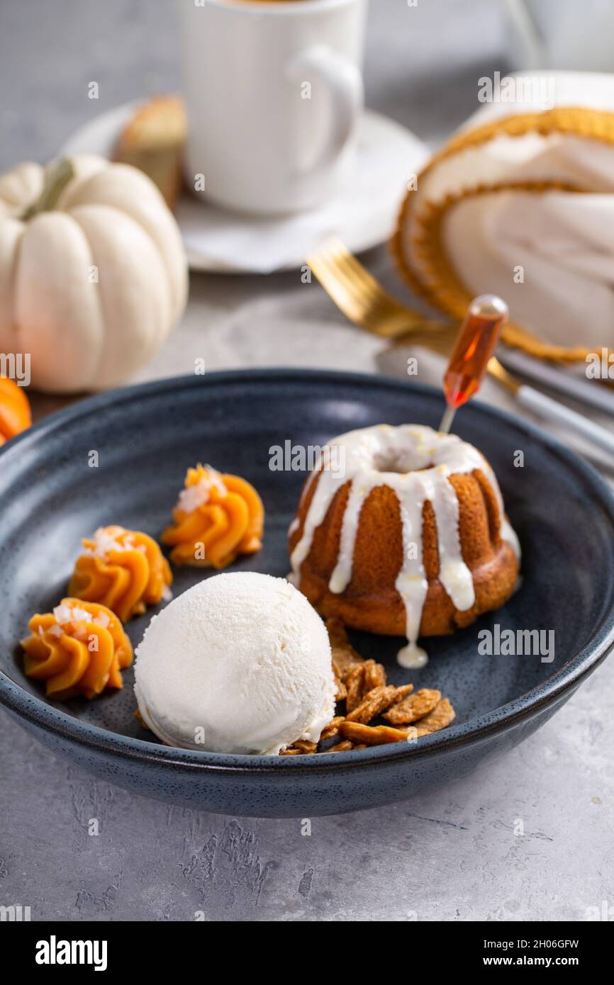 Mit Rum getränkter Kürbiskuchen, serviert mit Eis Stockfoto