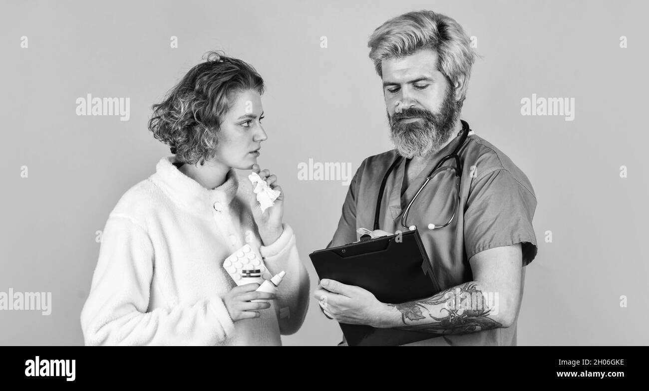 Schreiben Rezept. Healthcare Professionals. Gesundheitswesen und Medizin. Arzt und Patient diskutieren Behandlung. Beratung über die Diagnose von Stockfoto