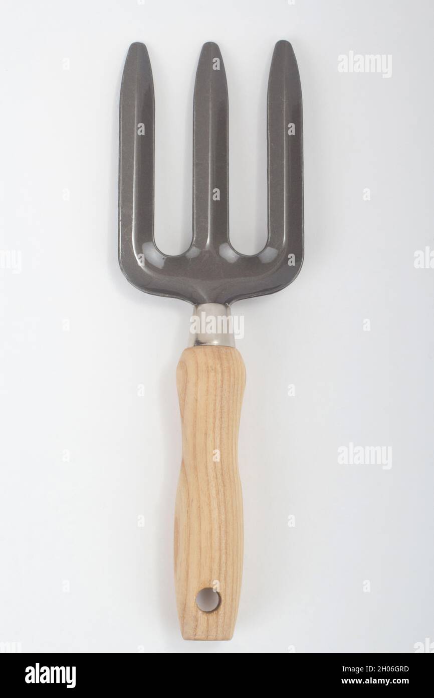 Kleiner Rechen mit Holzgriff, Gartenwerkzeug isoliert auf weißem Hintergrund Stockfoto