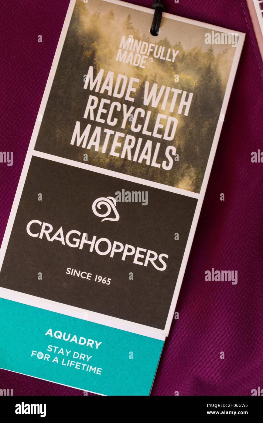 Gedankenvoll aus recycelten Materialien hergestellt Craghoppers Aquadry bleibt ein Leben lang trocken - Label auf der Craghoppers Jacke Stockfoto
