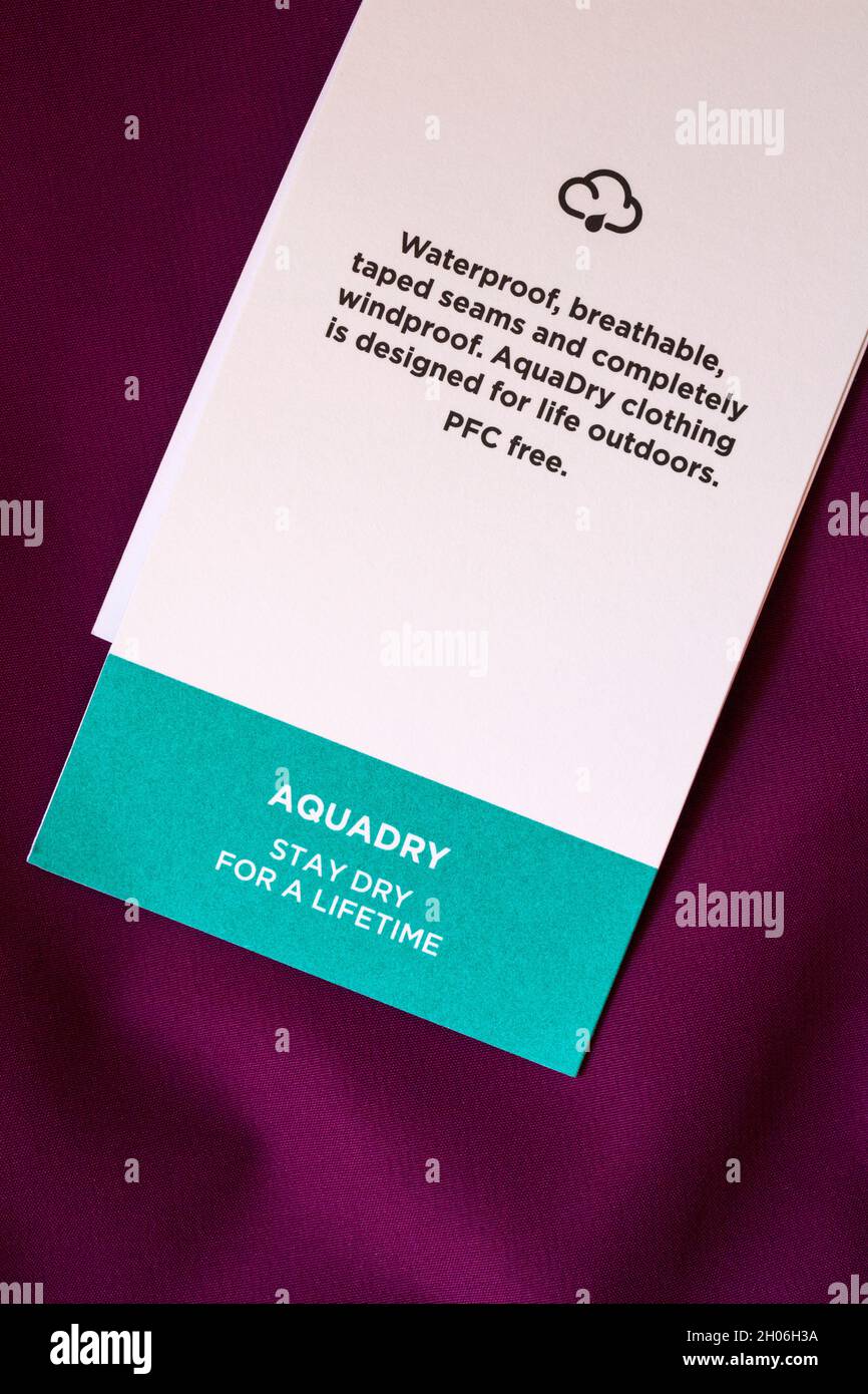 Aquadry Bleib ein Leben lang trocken - Label auf Craghoppers Jacke - wasserdicht atmungsaktiv verschweißte Nähte und komplett winddicht. PFC-frei Stockfoto