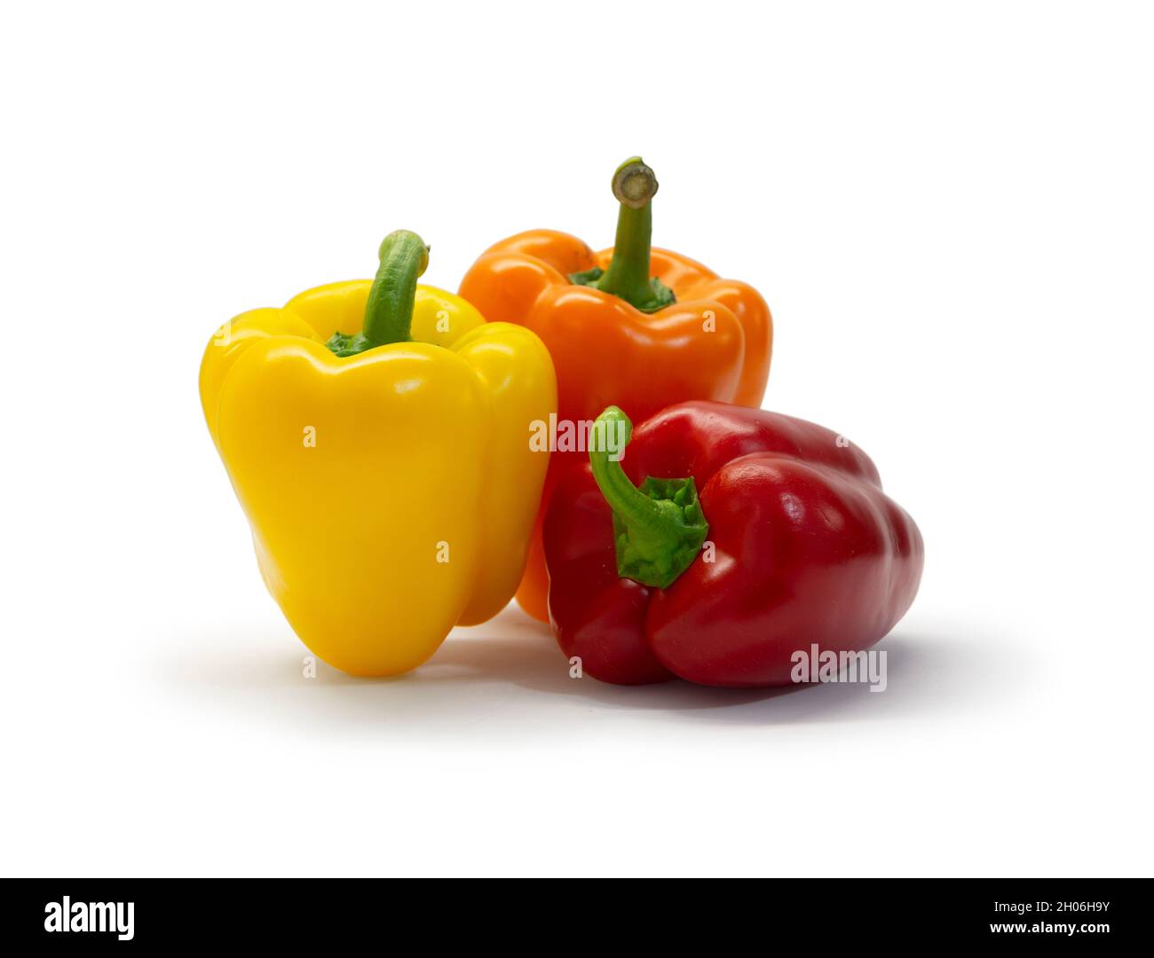 Rote, gelbe und orange Paprika isoliert auf weißem Hintergrund Stockfoto