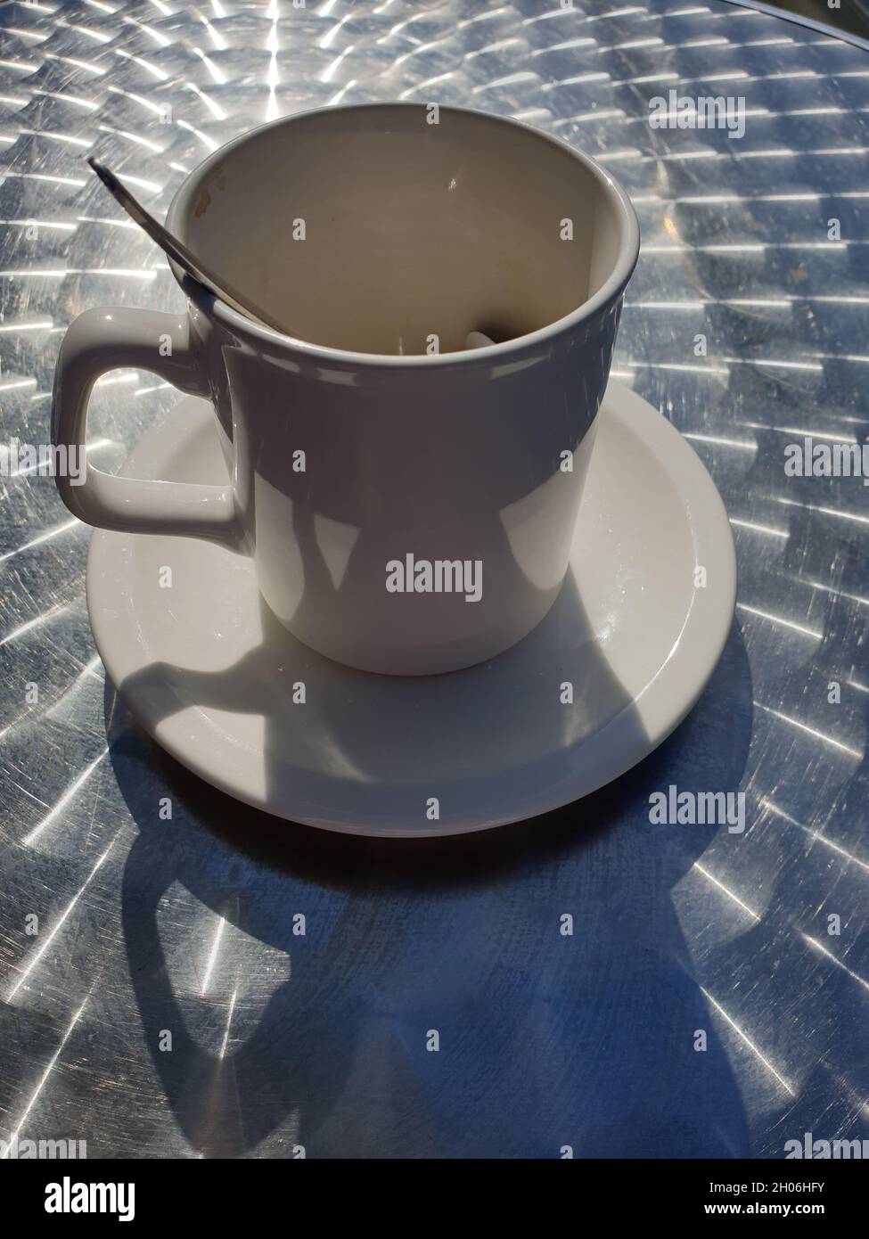 Leerer Kaffeebecher auf einem Bistrotisch Stockfoto