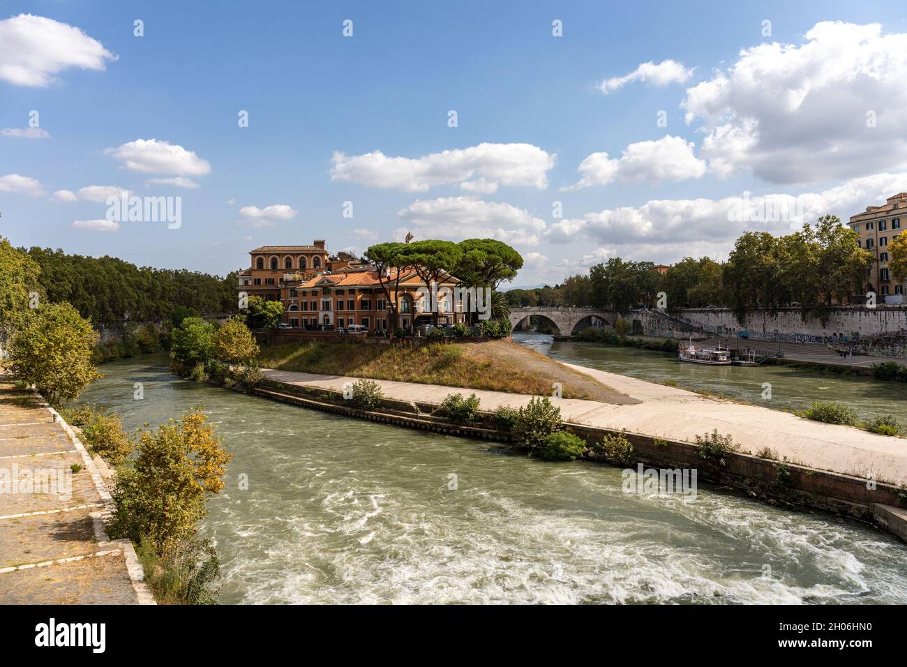 Isola Tiberina in der Mitte des Flusses Tiber in Rom Italien Stockfoto