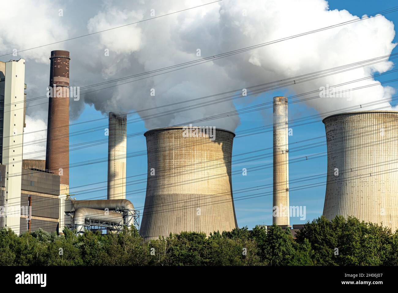 Weiße Wolken aus Wasserdampf, die aus dem Kühlturm einer Stromerzeugungsanlage hervorgehen. Stockfoto