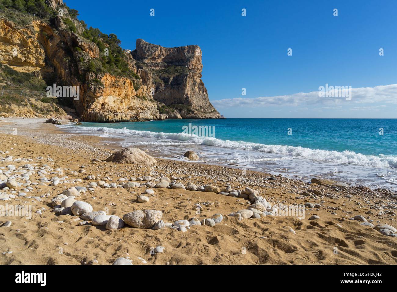 Blaues Wasser und Sand am mediterranen Traumstrand Cala Moraig schönes Reiseziel Costa Blanca Spanien Stockfoto