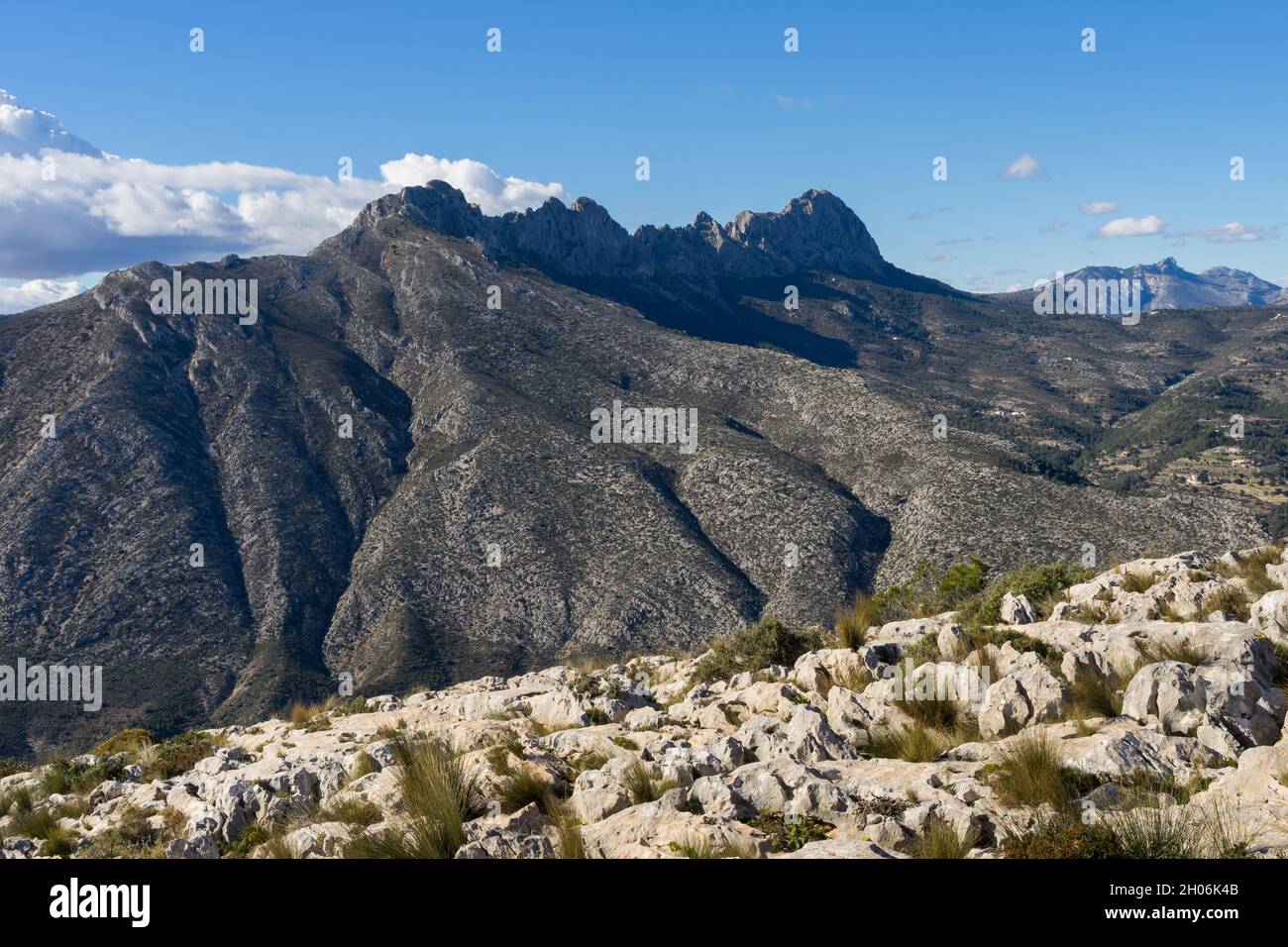 Majestätischer mediterraner Bergkamm und Kalksteine schönes Wanderziel Bernia an der Costa Blanca Spanien Stockfoto