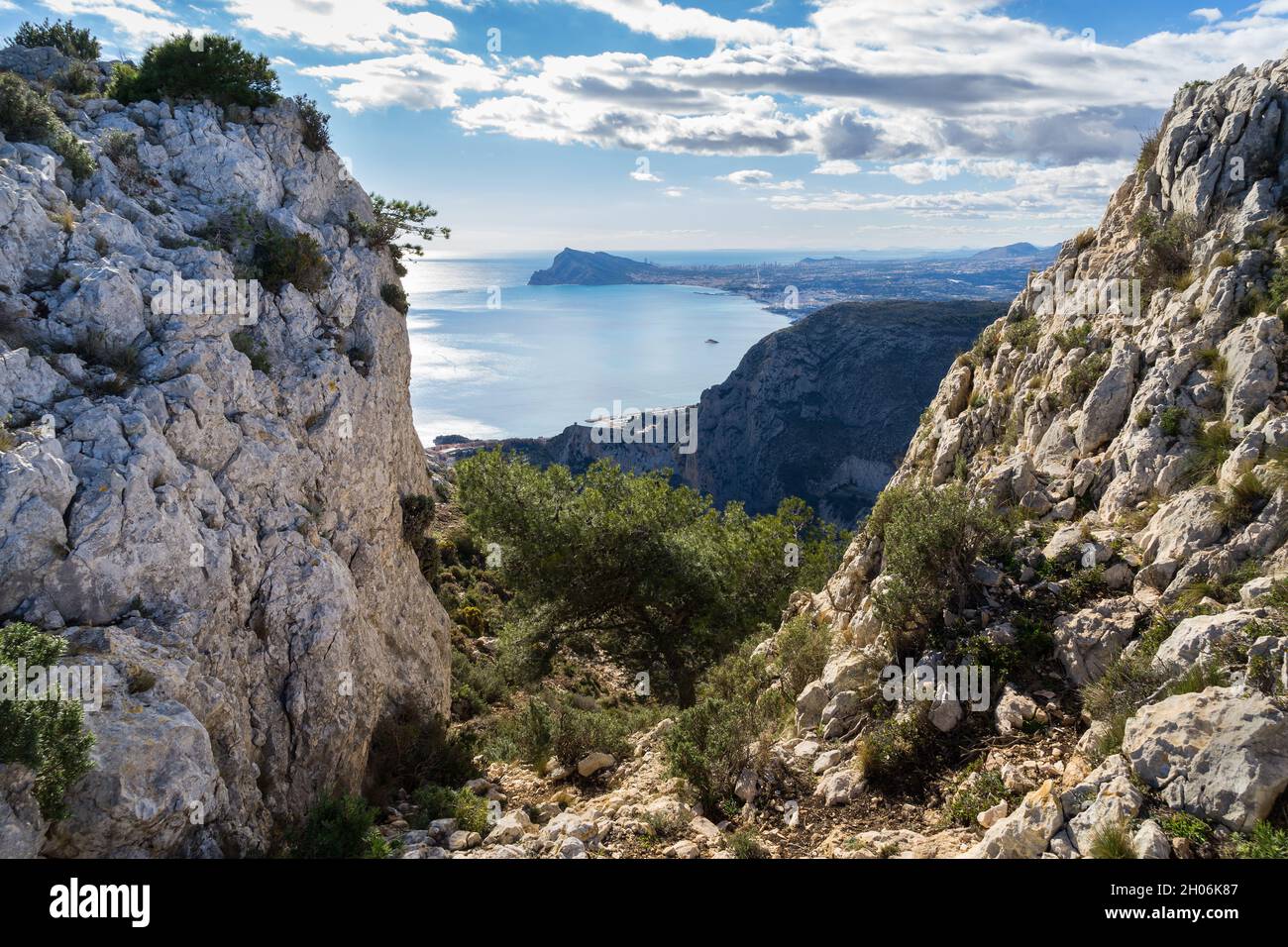 Kalksteinfelsen wolkigen Himmel und schöne Aussicht auf das Mittelmeer malerische Berglandschaft und Reiseziel Costa Blanca Spanien Stockfoto