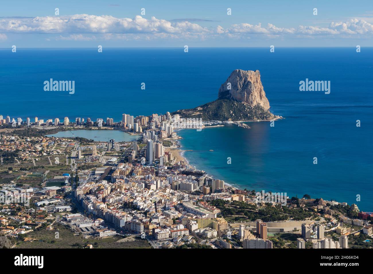 Blick auf das blaue Mittelmeer und die städtische Architektur der Küstenstadt Calpe Reiseziel Costa Blanca Spanien Stockfoto