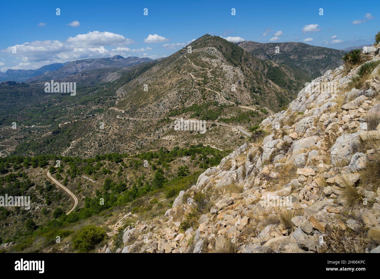 Schöne mediterrane Berglandschaft und Kalksteinfelsen in Spanien Ruhe in der Natur Stockfoto