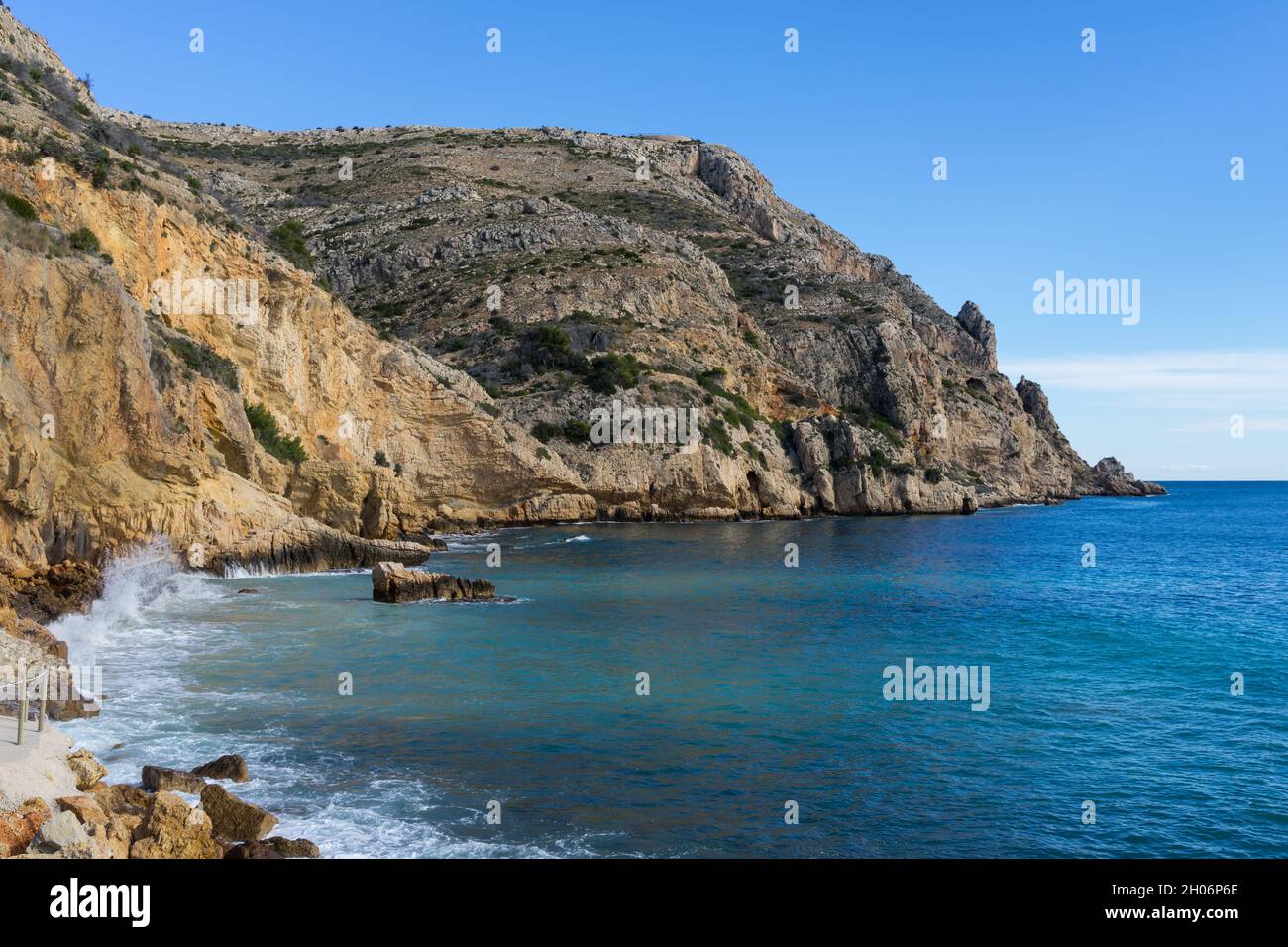 Blick auf das blaue mittelmeer und Kalksteinklippen wunderschöne Bucht und Berglandschaft an der Costa Blanca in Spanien Stockfoto