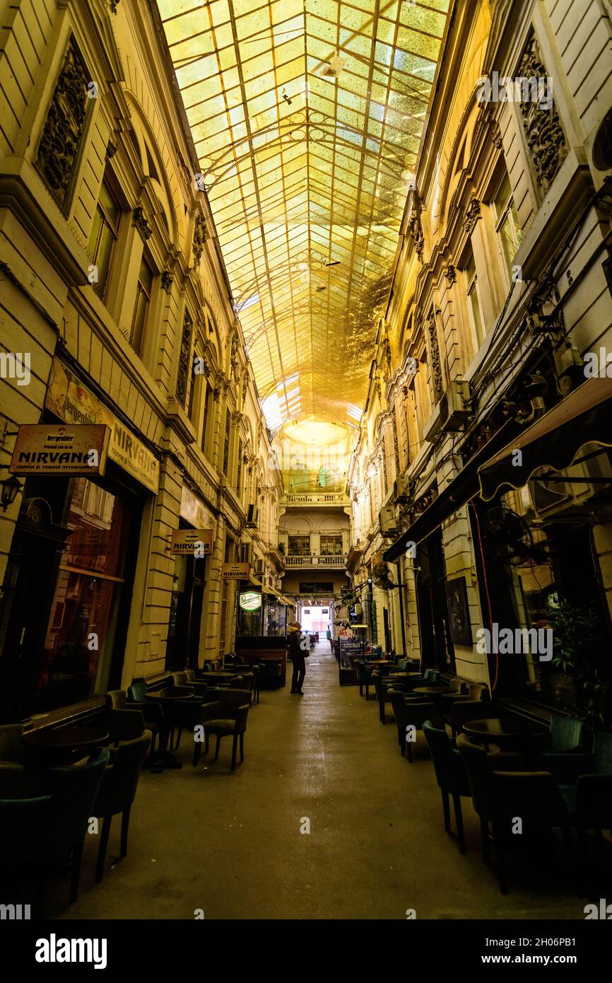 Bukarest, Rumänien, 22. November 2020 - die alte historische Pasajul Macca Vilacrosse Passage mit Cafés und Restaurants in der Nähe von Calea Victoriei (Vic Stockfoto