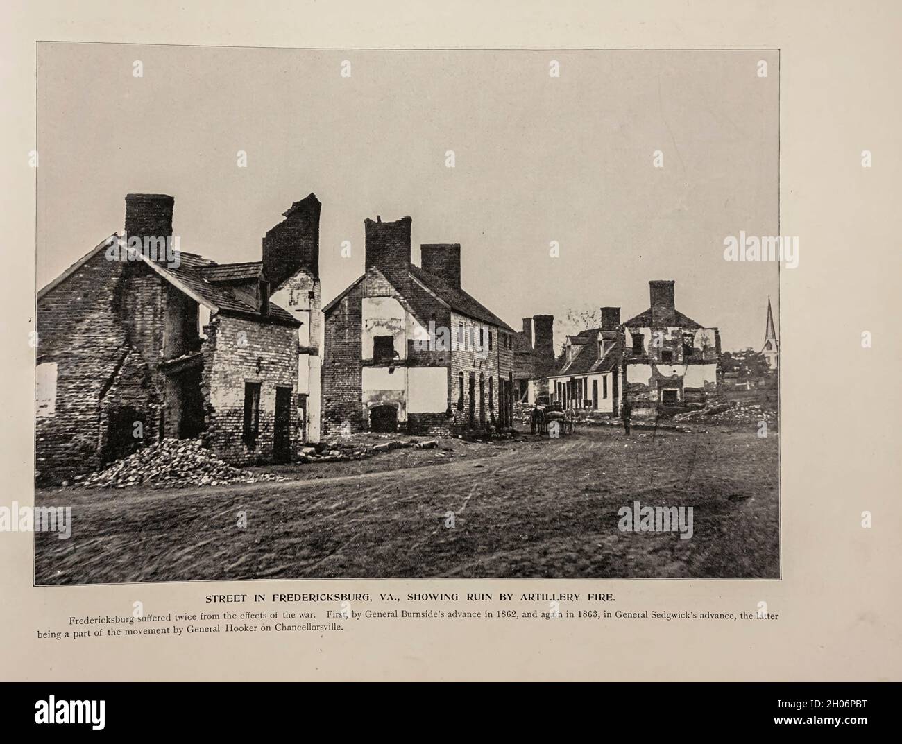 STRASSE IN FREDERICKSBURG, VA., ZEIGT RUINE DURCH ARTILLERIE-FEUER. Aus dem amerikanischen Bürgerkrieg Buch und Grant Album : 'Art Immortelles' : Eine Mappe aus Halbton-Reproduktionen von seltenen und teuren Fotografien, die die Erinnerung an General Ulysses S. Grant verewigen sollen und Szenen und Vorfälle im Zusammenhang mit dem Bürgerkrieg darstellen, veröffentlicht in Boston und New York von W. H. Allen im Jahr 1894 Stockfoto