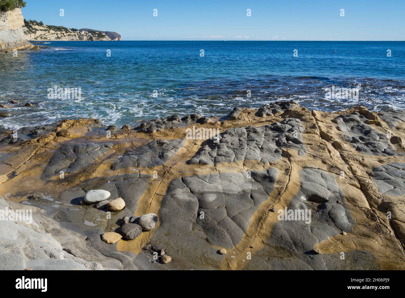 goldbraune Textur und Felsen an der mittelmeerküste in spanien Reisehintergrund Stockfoto