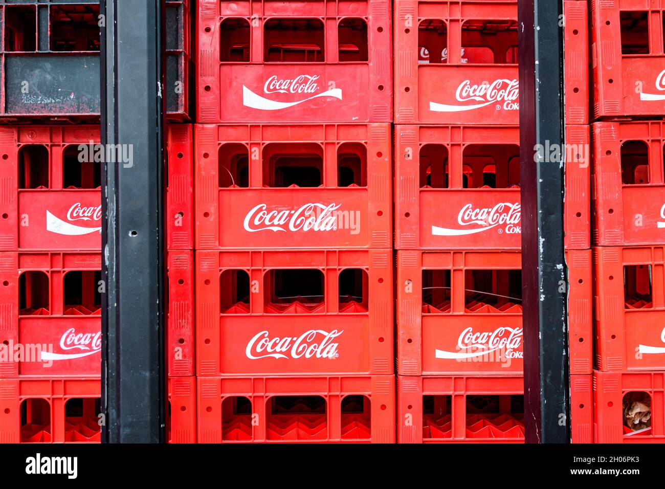 Bukarest, Rumänien, 13. Februar 2021 - Alte rote Plastikverpackung mit Coca Cola-Getränk auf einem Lebensmittelmarkt aufgegeben Stockfoto