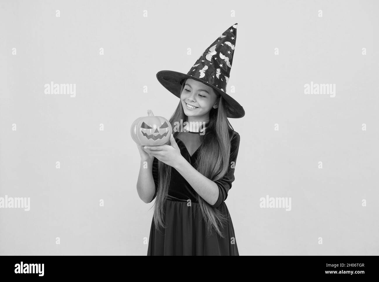 Happy Hexe Teenager Mädchen mit Kürbis Jack o Laterne tragen Kostüm des Zauberers auf halloween-Party, halloween Kürbis Stockfoto