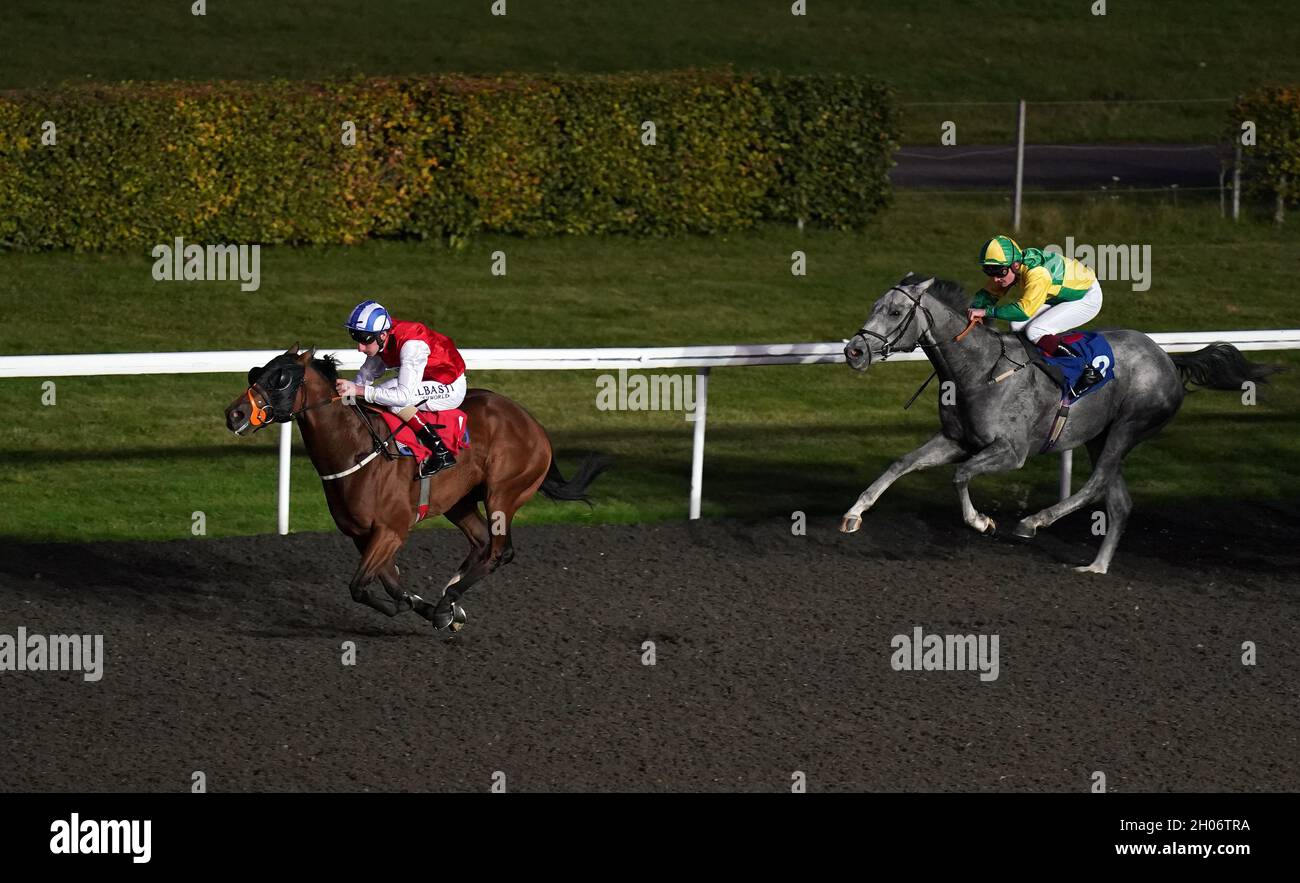 Pinball Wizard und Adam Kirby (links) kommen nach Hause, um das Unibet New Instant Roulette Handicap auf der Kempton Park Racecourse in Surrey zu gewinnen. Bilddatum: Montag, 11. Oktober 2021. Stockfoto