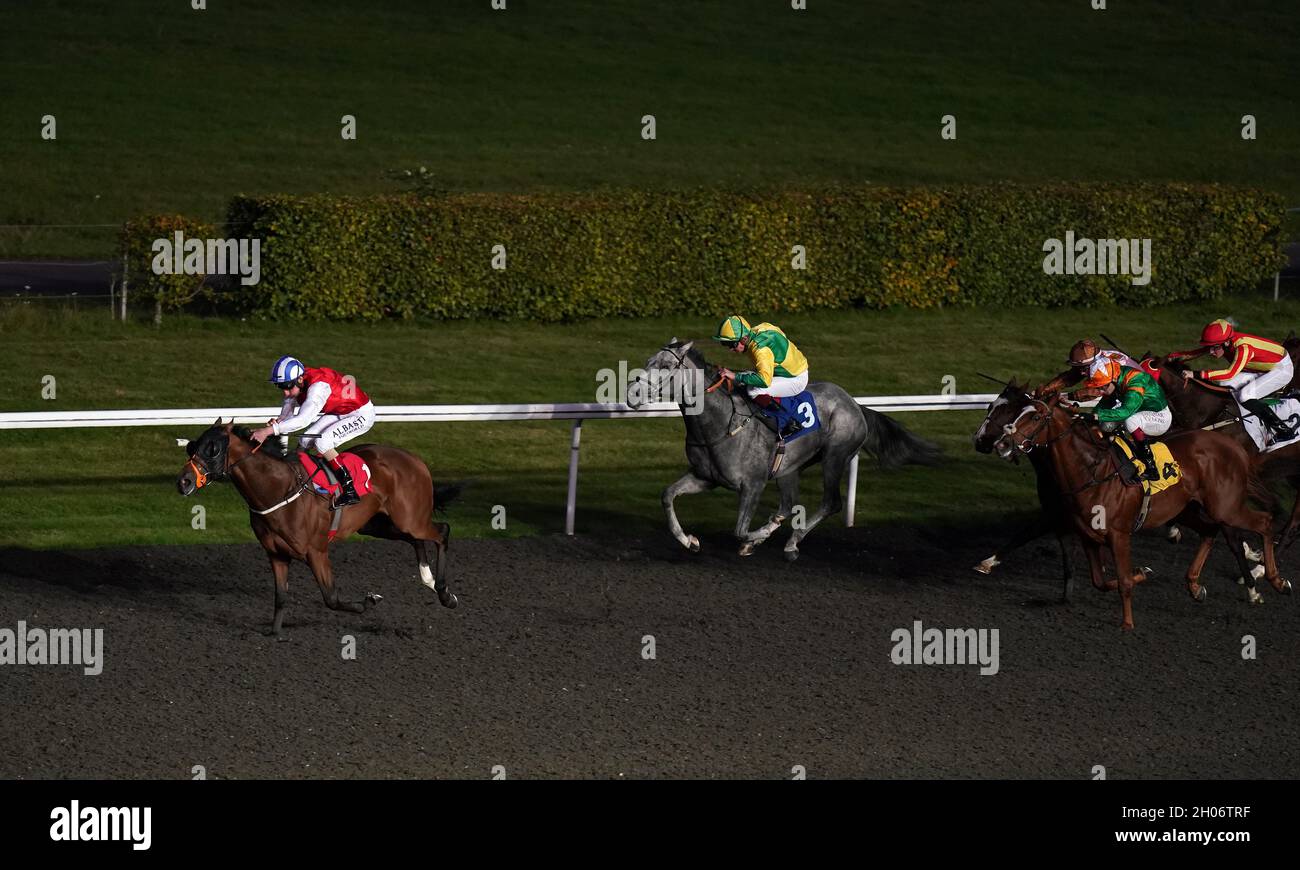 Pinball Wizard und Adam Kirby (links) kommen nach Hause, um das Unibet New Instant Roulette Handicap auf der Kempton Park Racecourse in Surrey zu gewinnen. Bilddatum: Montag, 11. Oktober 2021. Stockfoto