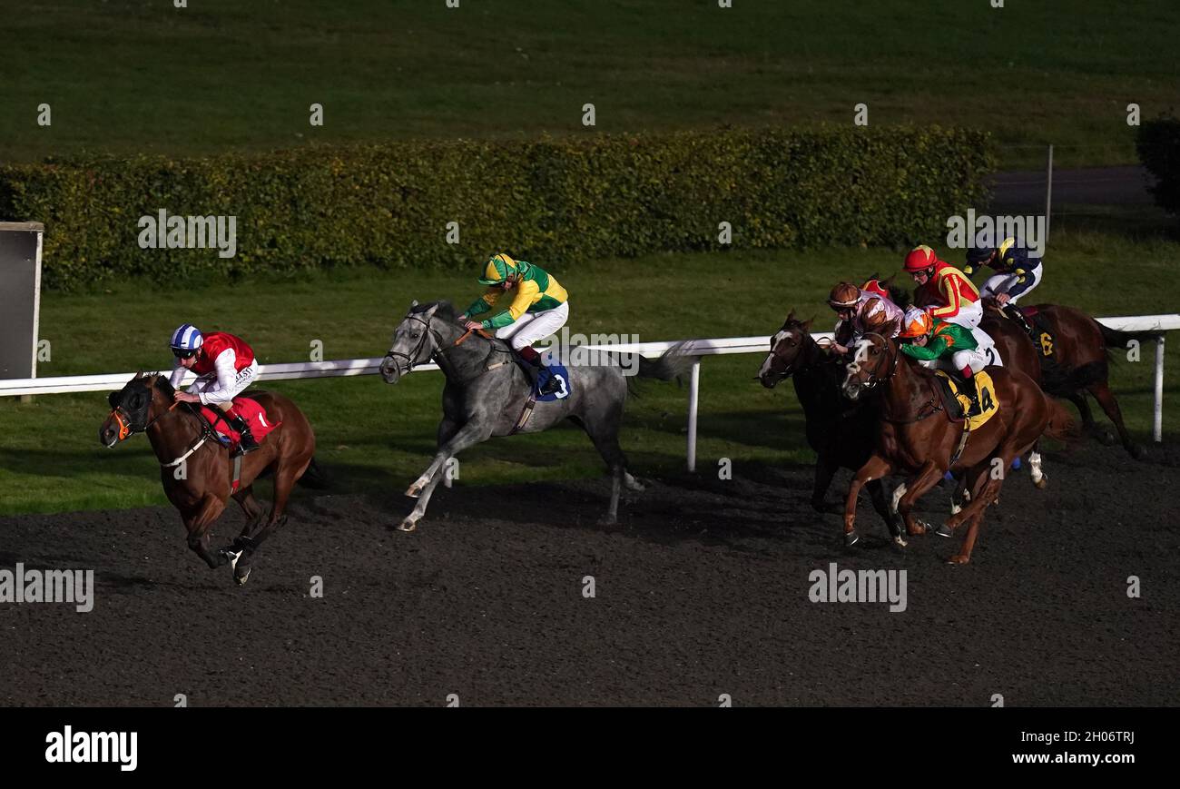 Pinball Wizard und Adam Kirby (links) kommen nach Hause, um das Unibet New Instant Roulette Handicap auf der Kempton Park Racecourse in Surrey zu gewinnen. Bilddatum: Montag, 11. Oktober 2021. Stockfoto