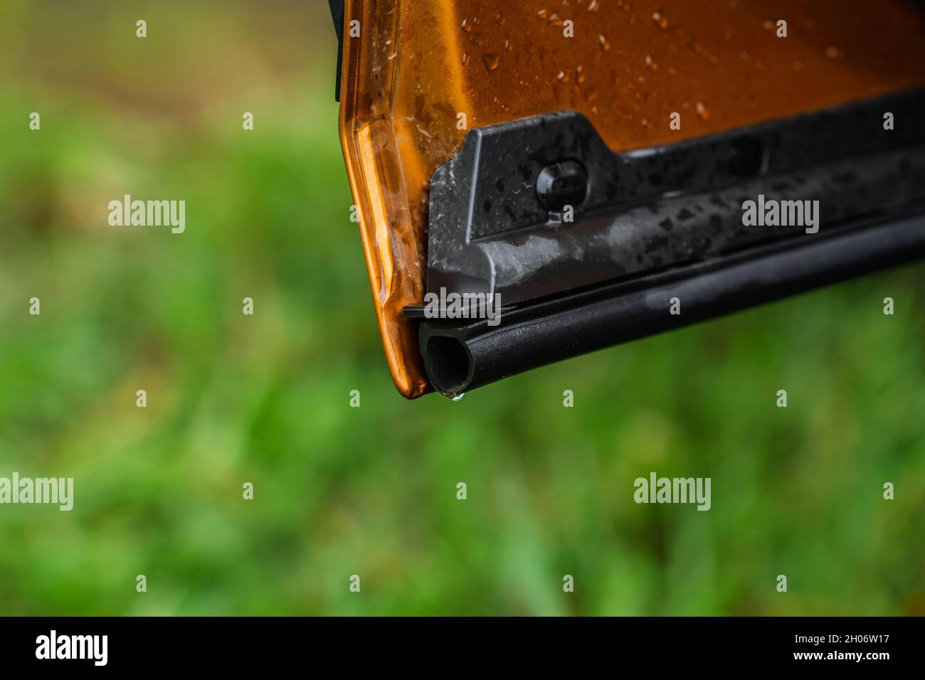 Elastischer Gummi an der Autotür aus der Nähe. Gummi an der Tür zur Reduzierung von Geräuschen außerhalb eines Autos. Stockfoto