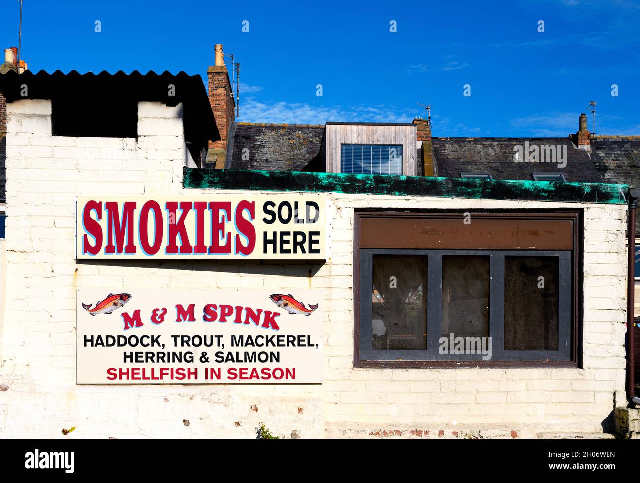 Schild für Arbroath Smokies an der Seite eines Gebäudes in Arbroath, Schottland, Großbritannien Stockfoto