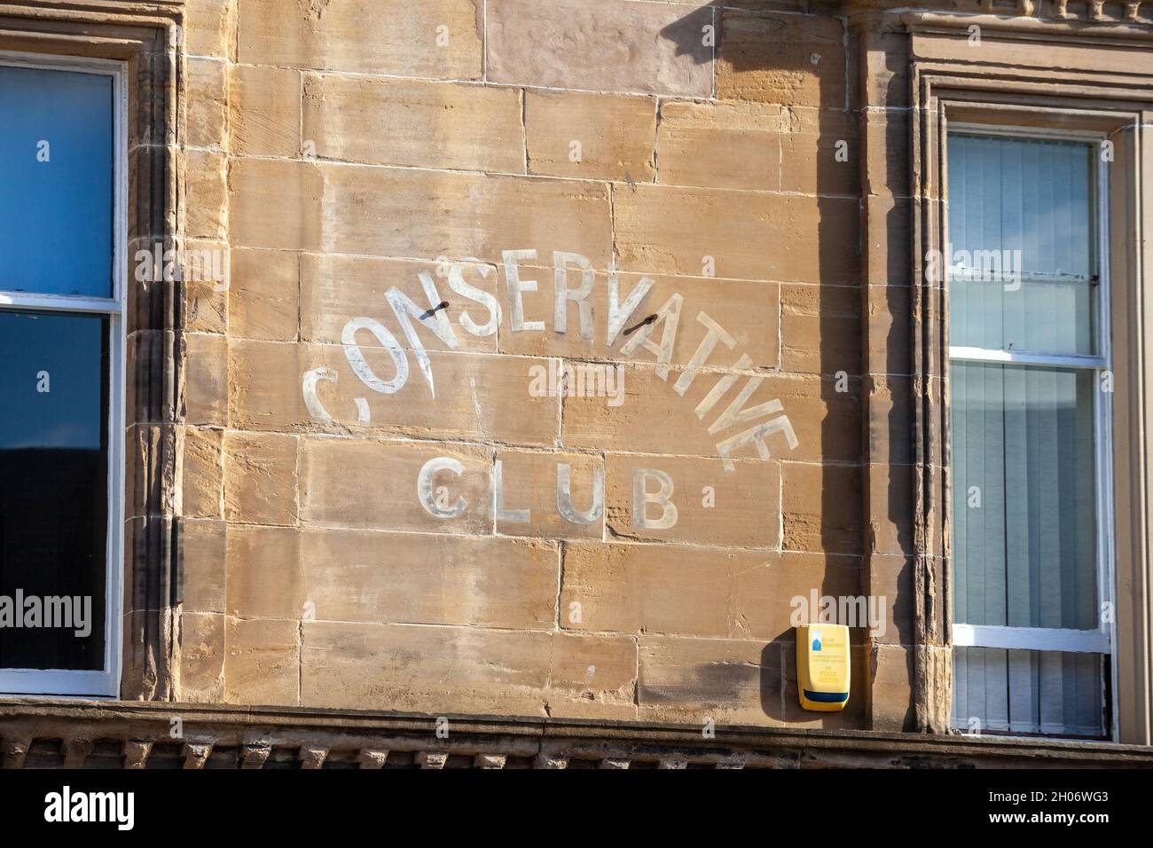 Ein Schild des Old Conservative Club auf einem Gebäude in Cupar High Street, Fife, Schottland Stockfoto