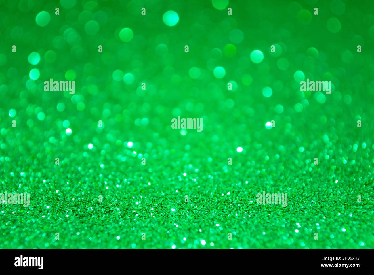 Grüner abstrakter Glitzer-Hintergrund mit defokussierten Lichtern Bokeh Stockfoto