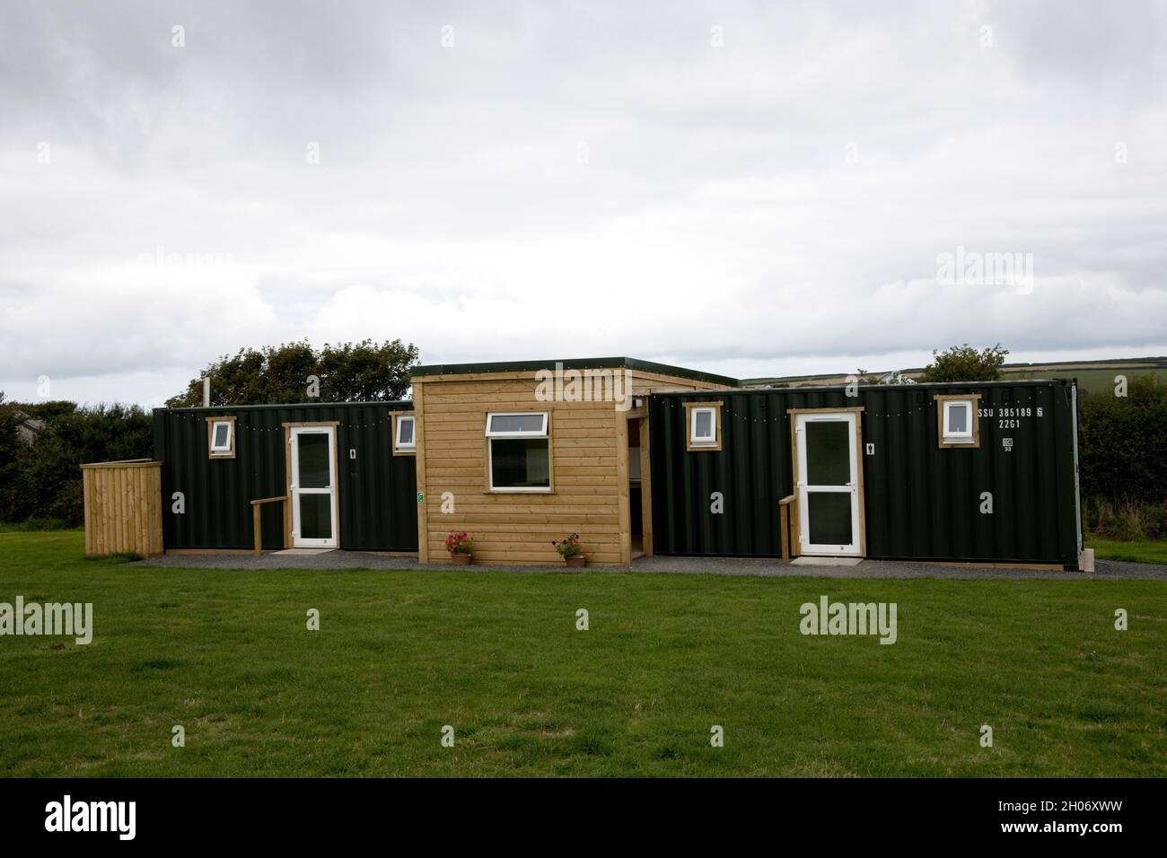Attraktive funktionale Waschräume auf dem Campingplatz in North Devon aus zwei gebrauchten grünen Transportcontainern UK gebaut Stockfoto