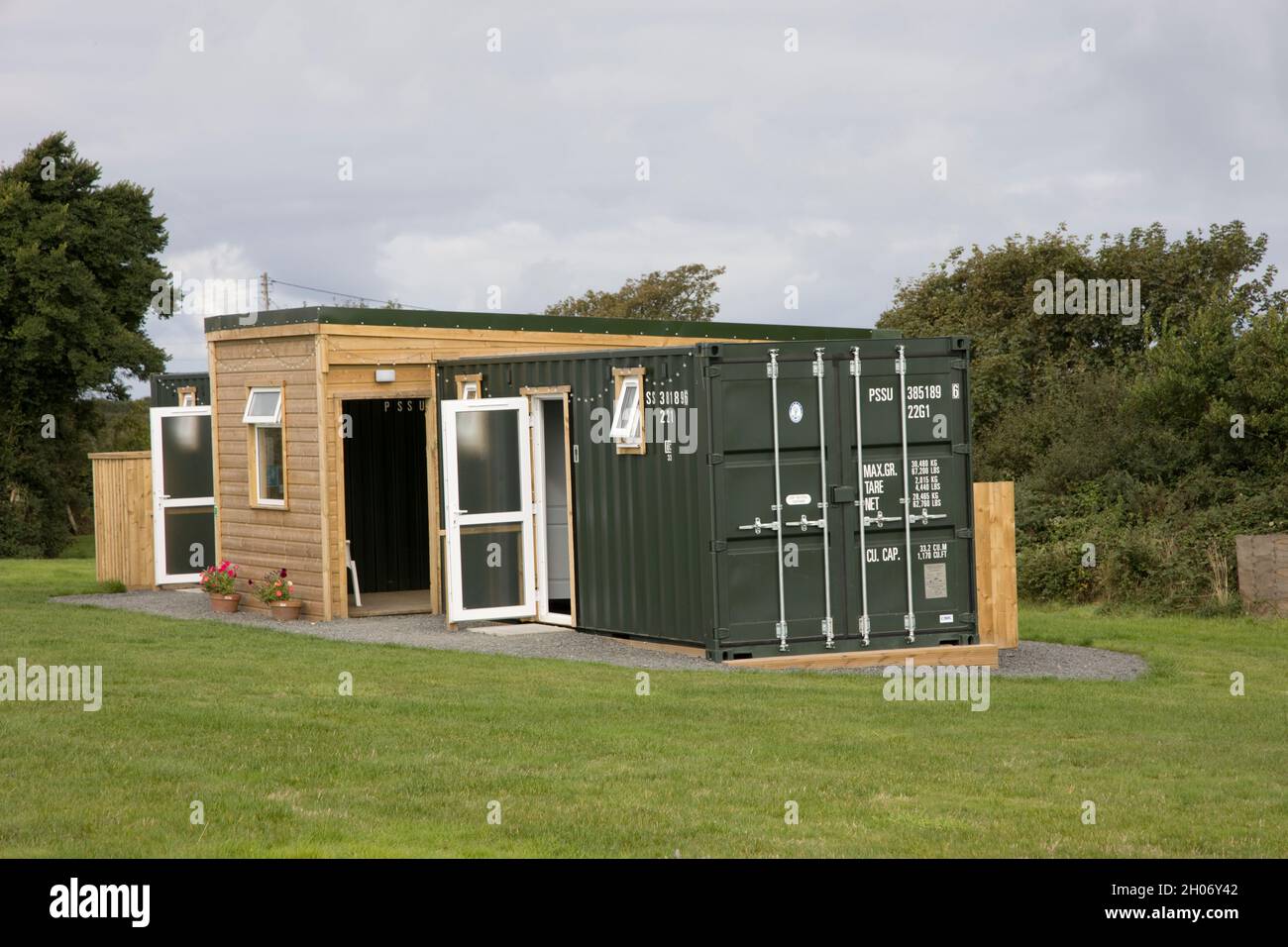 Attraktive funktionale Waschräume auf dem Campingplatz in North Devon aus zwei gebrauchten grünen Transportcontainern UK gebaut Stockfoto