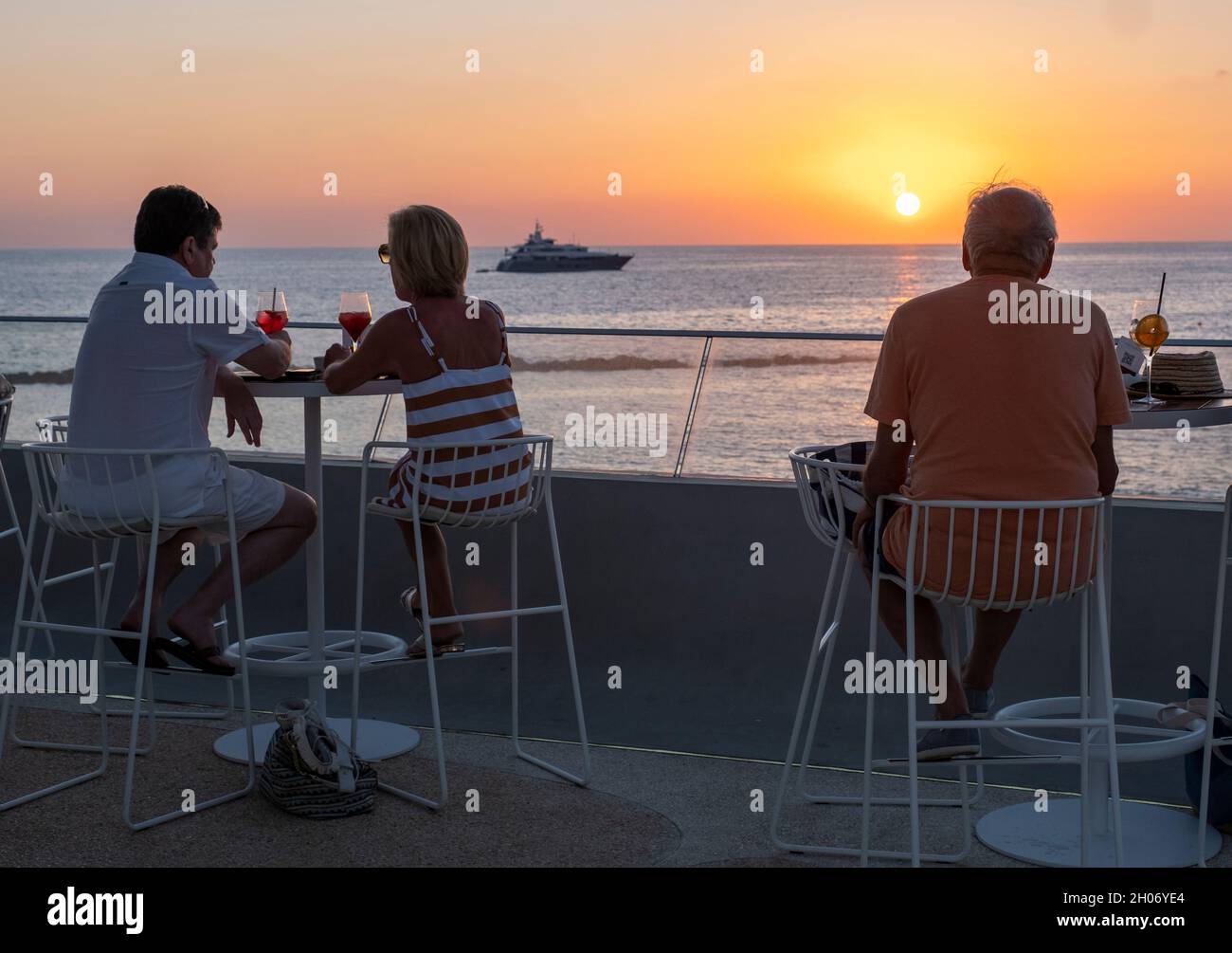 Kunden beobachten den Sonnenuntergang vom Antasia Beach Club, SODAP Beach, Paphos, Zypern Stockfoto