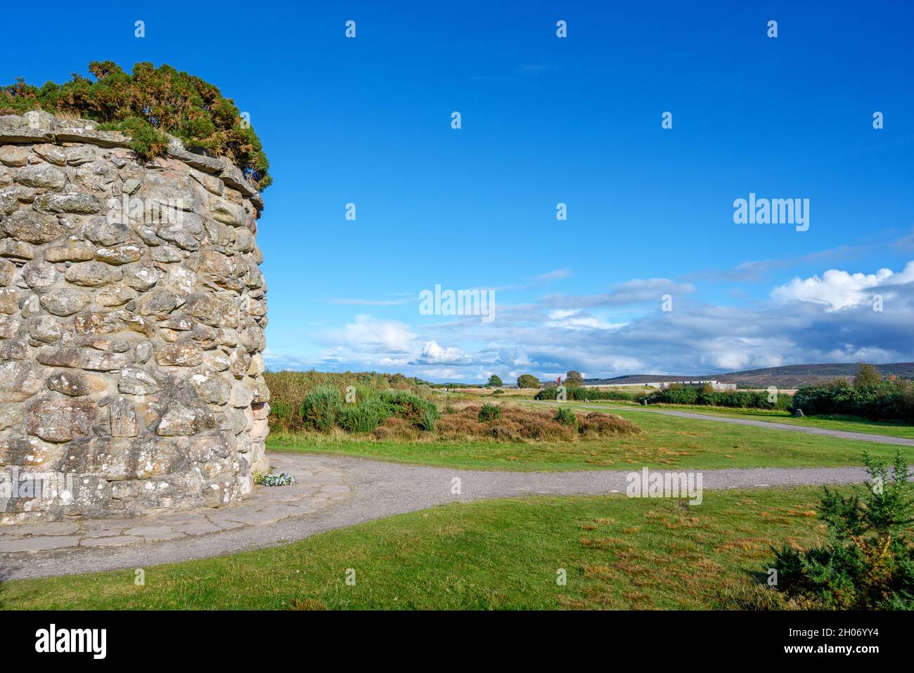 Memorial Cairn mit Blick auf das Besucherzentrum, Culloden Battlefield, Culloden, in der Nähe von Inverness, Schottland, VEREINIGTES KÖNIGREICH Stockfoto