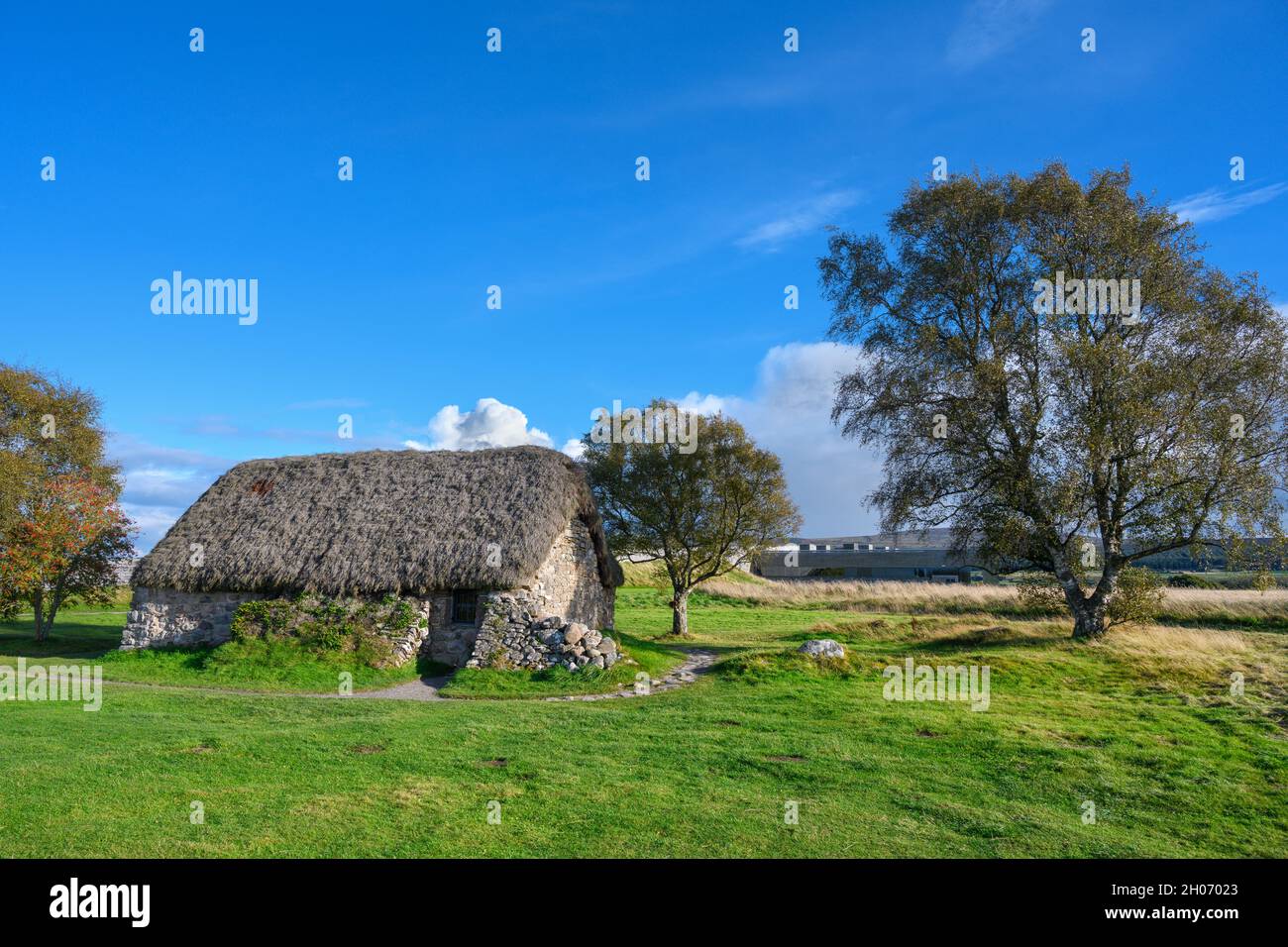 Leanach Cottage mit Blick auf das Besucherzentrum, Culloden Battlefield, Culloden, in der Nähe von Inverness, Schottland, VEREINIGTES KÖNIGREICH Stockfoto