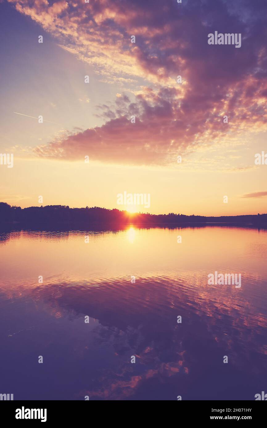 Einen malerischen Sonnenuntergang über dem Wasser, Farbe Tonen angewendet. Stockfoto
