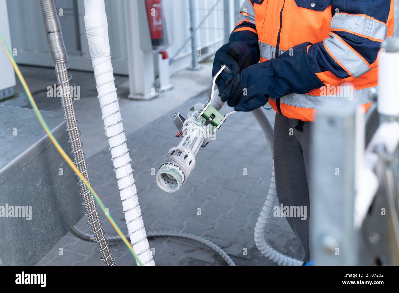 Die Tankpistole für LNG ist völlig vereist Stockfoto