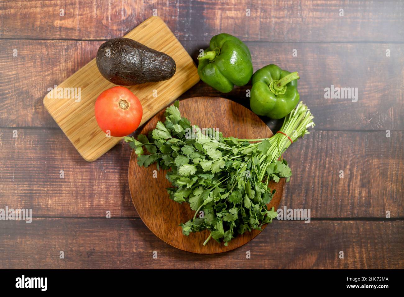 Frische Zutaten auf Schneidebrettern flach legen. Stockfoto