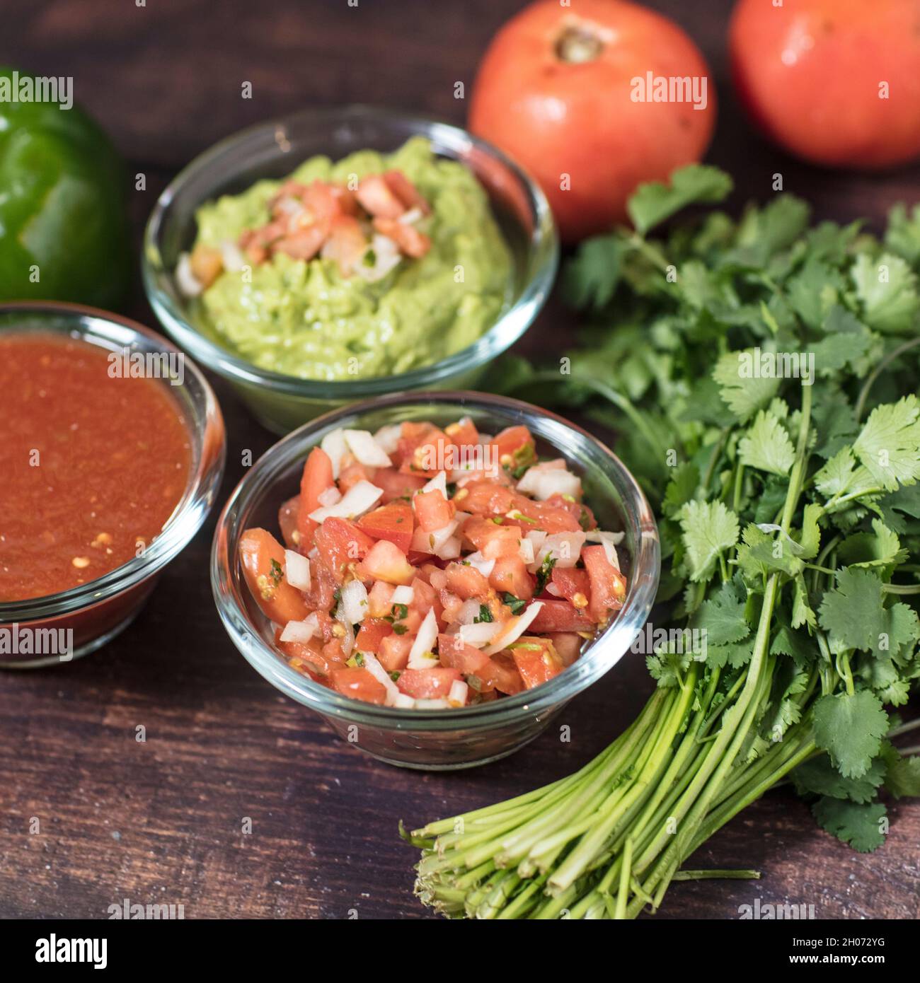 Gemeinsame Beilagen für die mexikanische Küche mit frischen Zutaten. Stockfoto