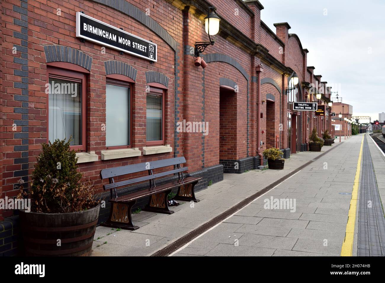 Traditionelles Backsteingebäude und Bahnsteig im Bahnhof Birmingham Moor Street, Großbritannien Stockfoto