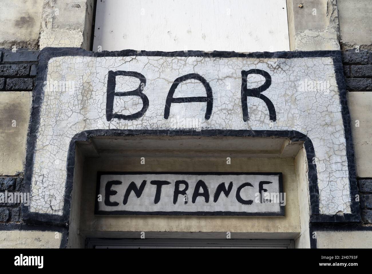 Handbemaltes Schild mit dem Eingang zur Bar über einem geschlossenen Hotel-Pub in Winnipeg, Manitoba, Kanada Stockfoto