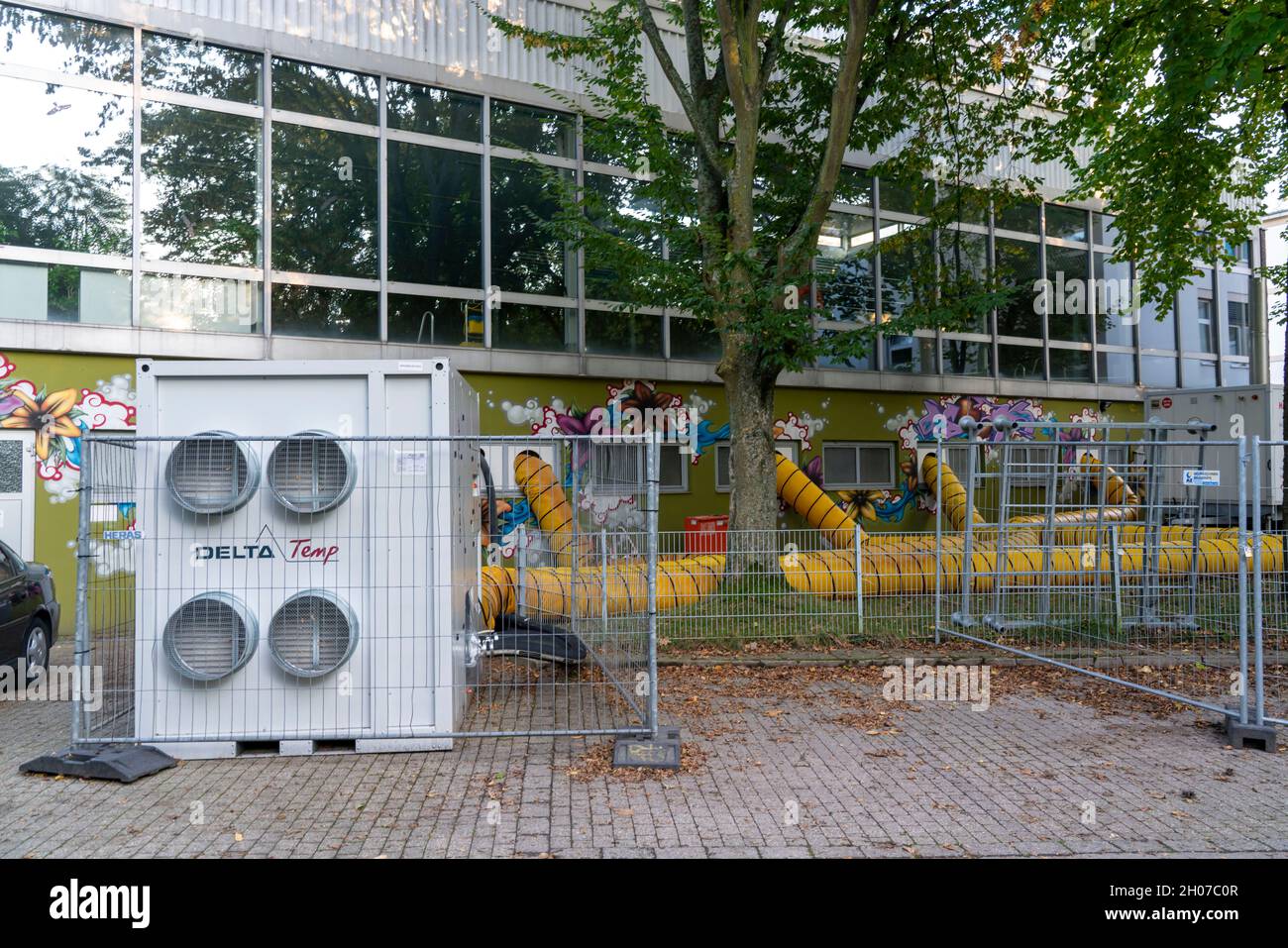 Wasserschadensanierung, Entfeuchtung, nach Überschwemmung eines Gebäudes, Vakuumtrocknung, Hallenbad in Essen-Werden, stark überflutet vom Stockfoto