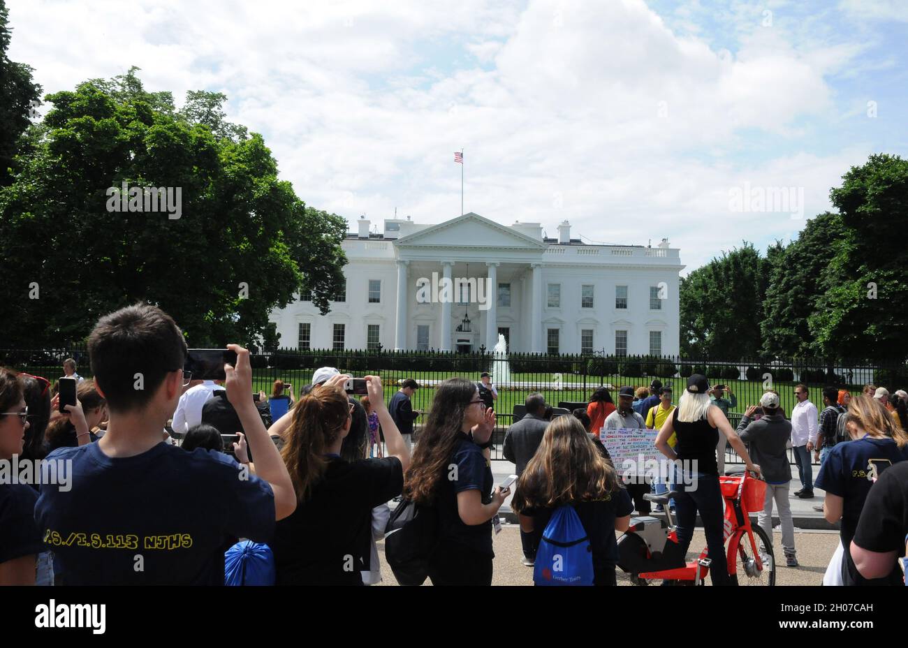 WASHINGTON D C/District of Columbia/USA./ 10..Mai. 2019/ Reisende fotografieren mit ihrem iphone und den smarten Bildern der Whte House 1600 pennyslvaina Avenue in DC. (Foto..Francis Dean / Deanpices. Stockfoto