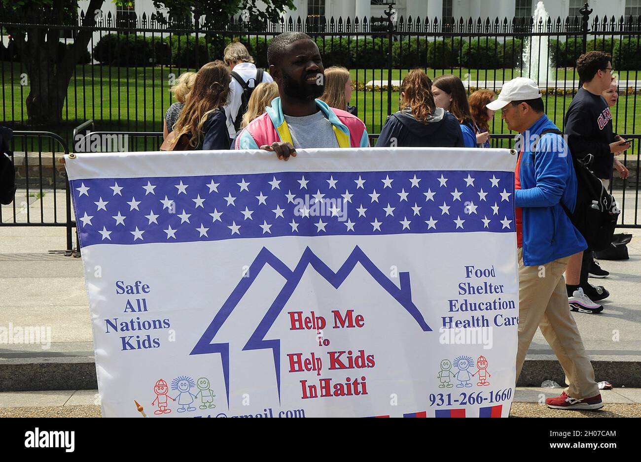 WASHINGTON D C/District of Columbia/USA./ 10..Mai. 2019/Männlich fragen Spende für Haiti Menschen tanding infron das Weiße Haus auf pennsylvaina Avenue . (Foto..Francis Dean / Deanpices. Stockfoto