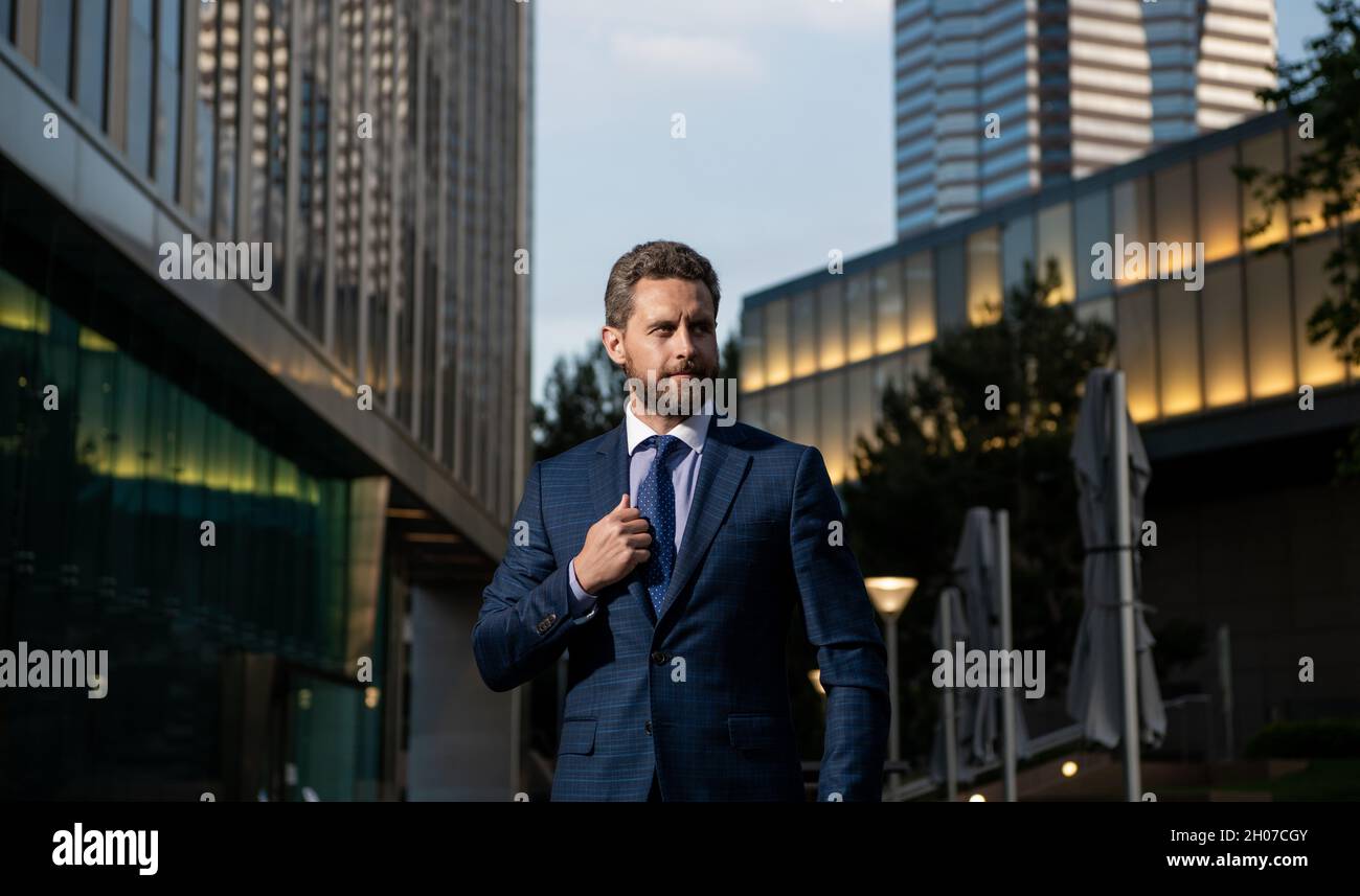 Reifer Geschäftsmann in formalwear außerhalb des Büros, geschäftsmäßig Stockfoto