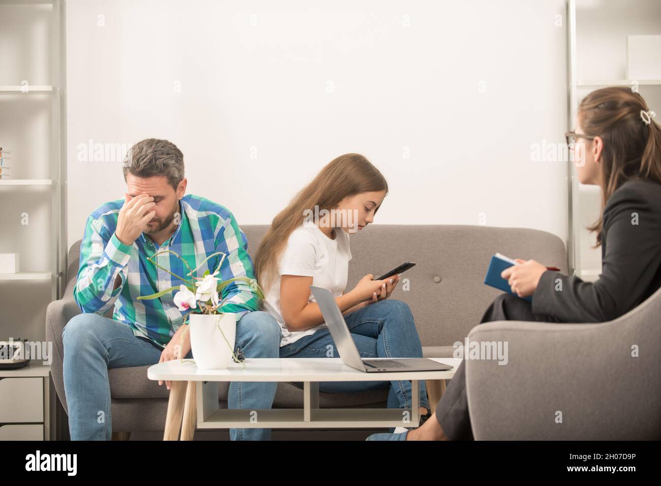 Besorgt Vater sprechen mit Familie Psychologe über Telefon süchtig Kind, Beziehung Stockfoto