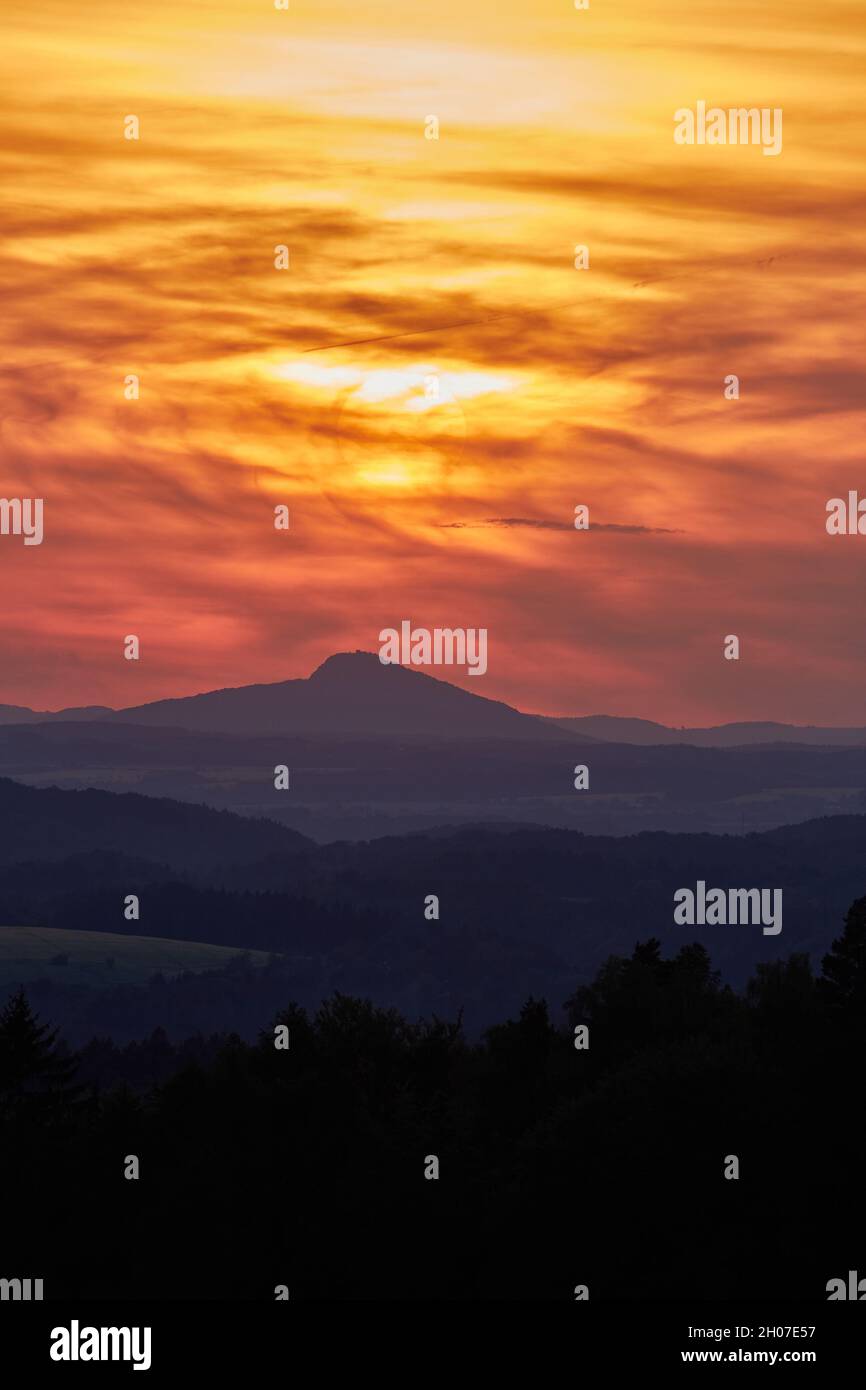 Sonnenuntergang Hügellandschaft Stockfoto