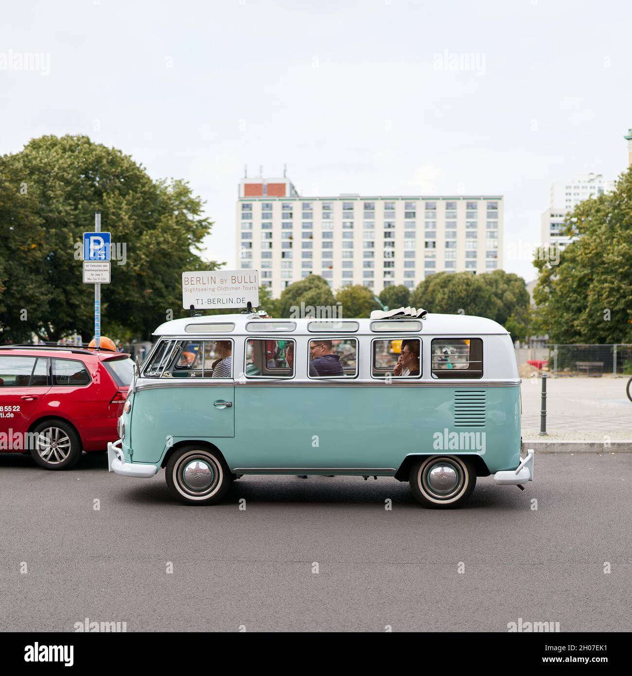 Stadtrundfahrt mit Guide in einem alten VW Bulli durch die Berliner Innenstadt Stockfoto