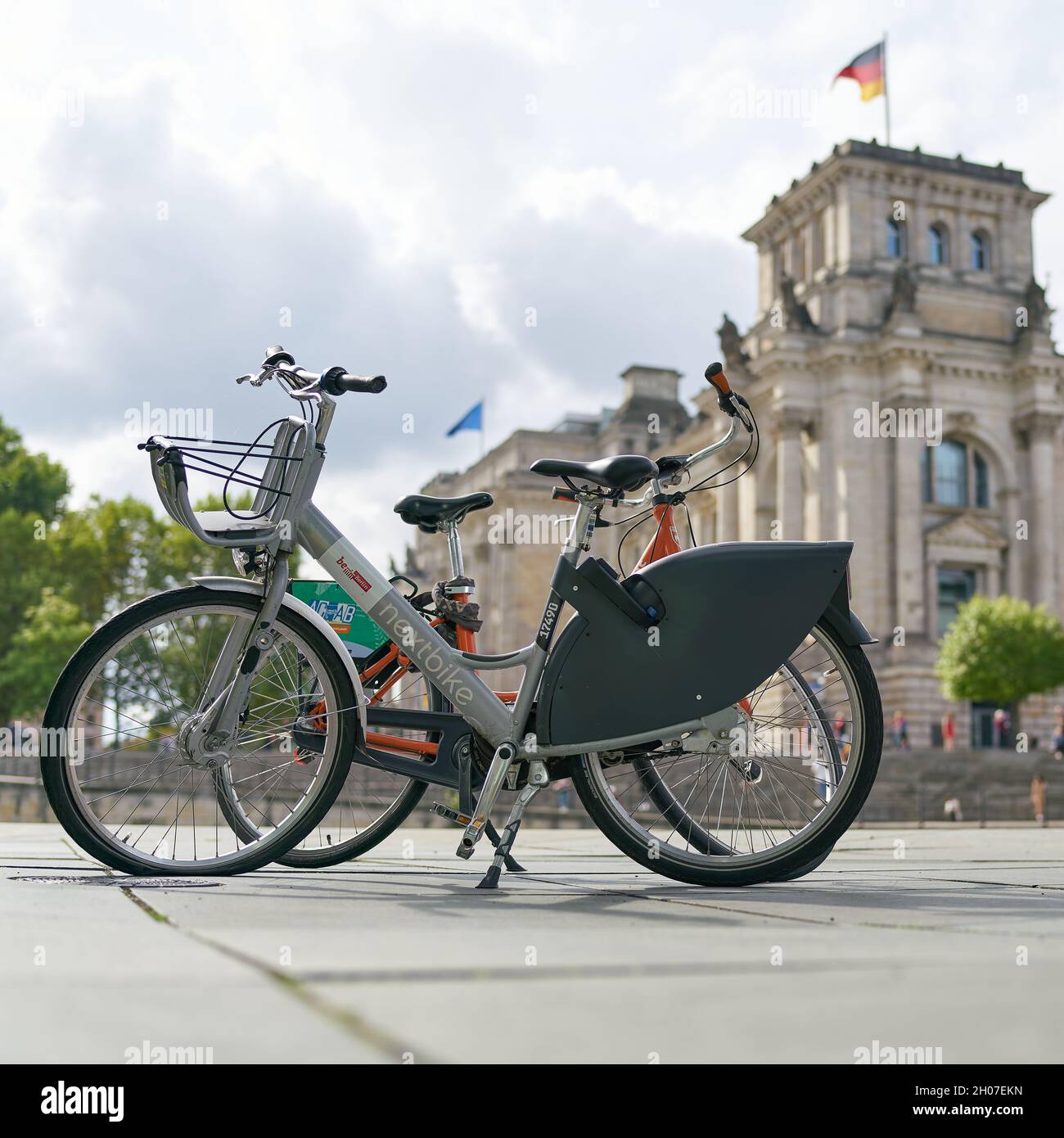 Fahrrad des öffentlichen Fahrradverleihs der Stadt Berlin Nextbike im Regierungsbezirk. Im Hintergrund der Reichstag. Stockfoto