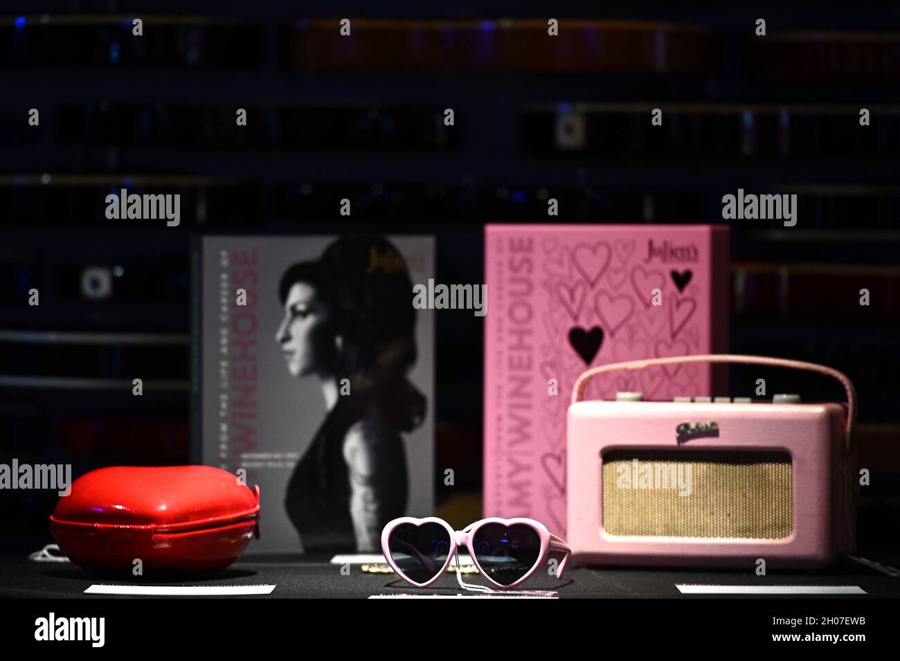 New York, USA. Oktober 2021. Persönliche Gegenstände der Sängerin Amy  Winehouse, eine herzförmige Geldbörse, Ohrringe, ein Radio und eine  getragene herzförmige Brille werden während einer Auktionsvorschau im Hard  Rock Cafe in New