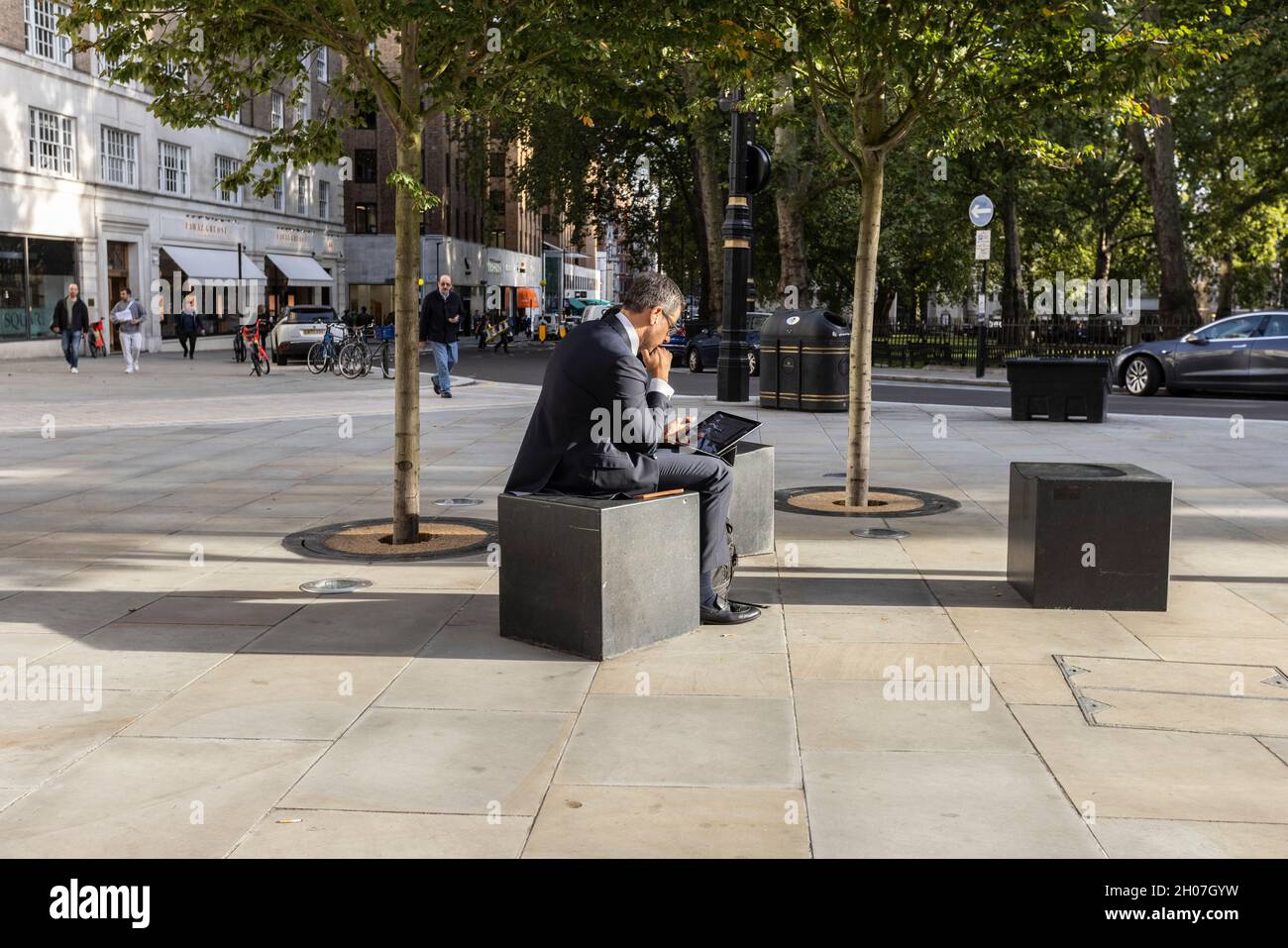 Geschäftsleute kehren zum Berkeley Square im Herzen von Mayfair zurück, wo der „Hedge Fund“ und „Private Equity Managers“, London, England, Großbritannien, beheimatet sind Stockfoto