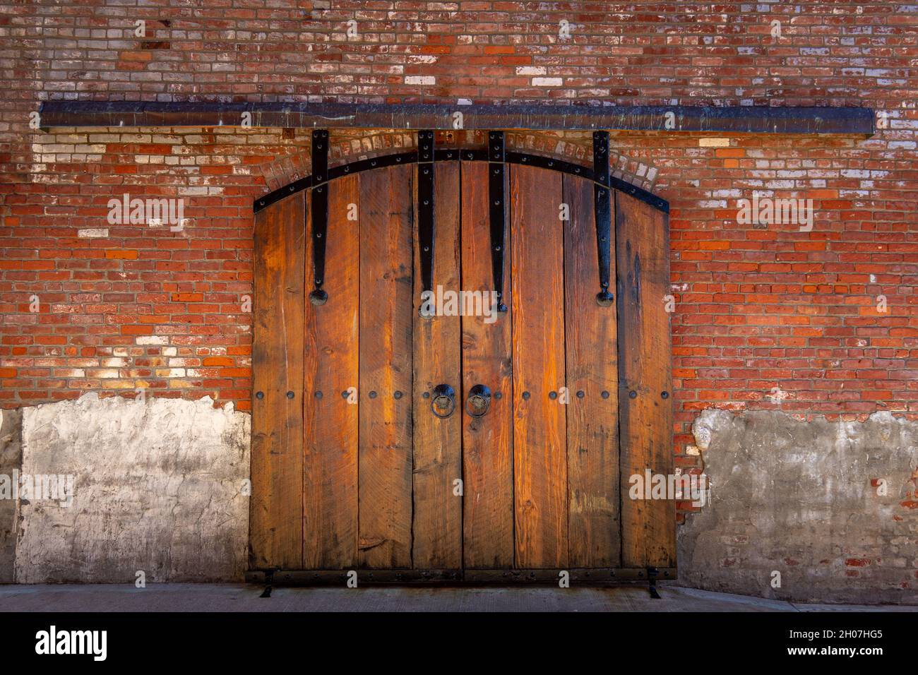 Alte Holztür mit Backsteingebäude gut für Hintergrund Stockfoto