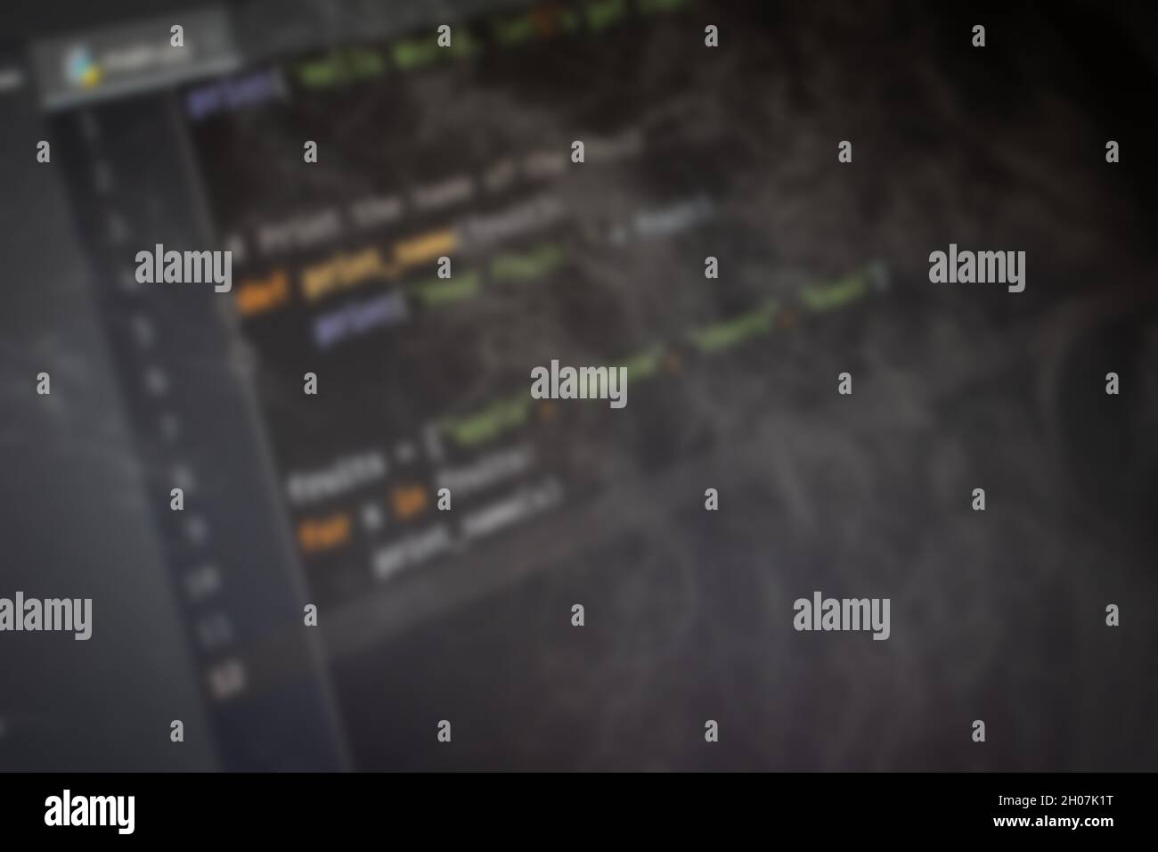 Python Hello World Code auf dem Bildschirm verschwommenes Hintergrundbild Stockfoto